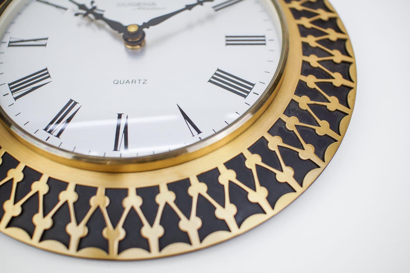 Mid-Century Massive Wall Clock in Brass by Dugena Atelier, Quartz, 1960s Germany In Good Condition In Nürnberg, Bayern