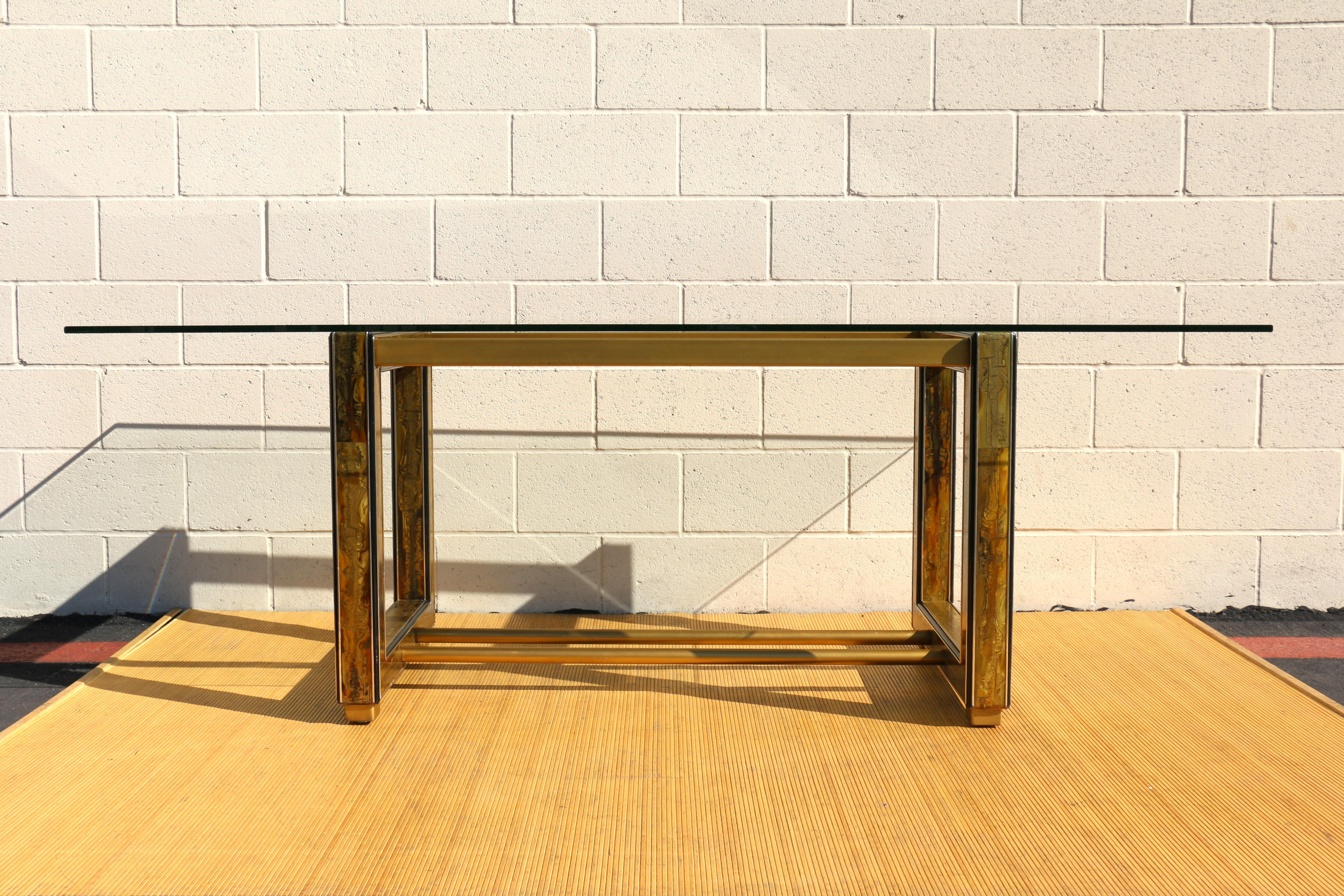 Spectaculaire table de salle à manger Mastercraft, originale des années 1970. La base est en bois laqué noir avec des panneaux en laiton gravé à l'acide Bernhard Rohne. Chaque carré ouvert est soutenu par une paire de blocs en laiton à bords
