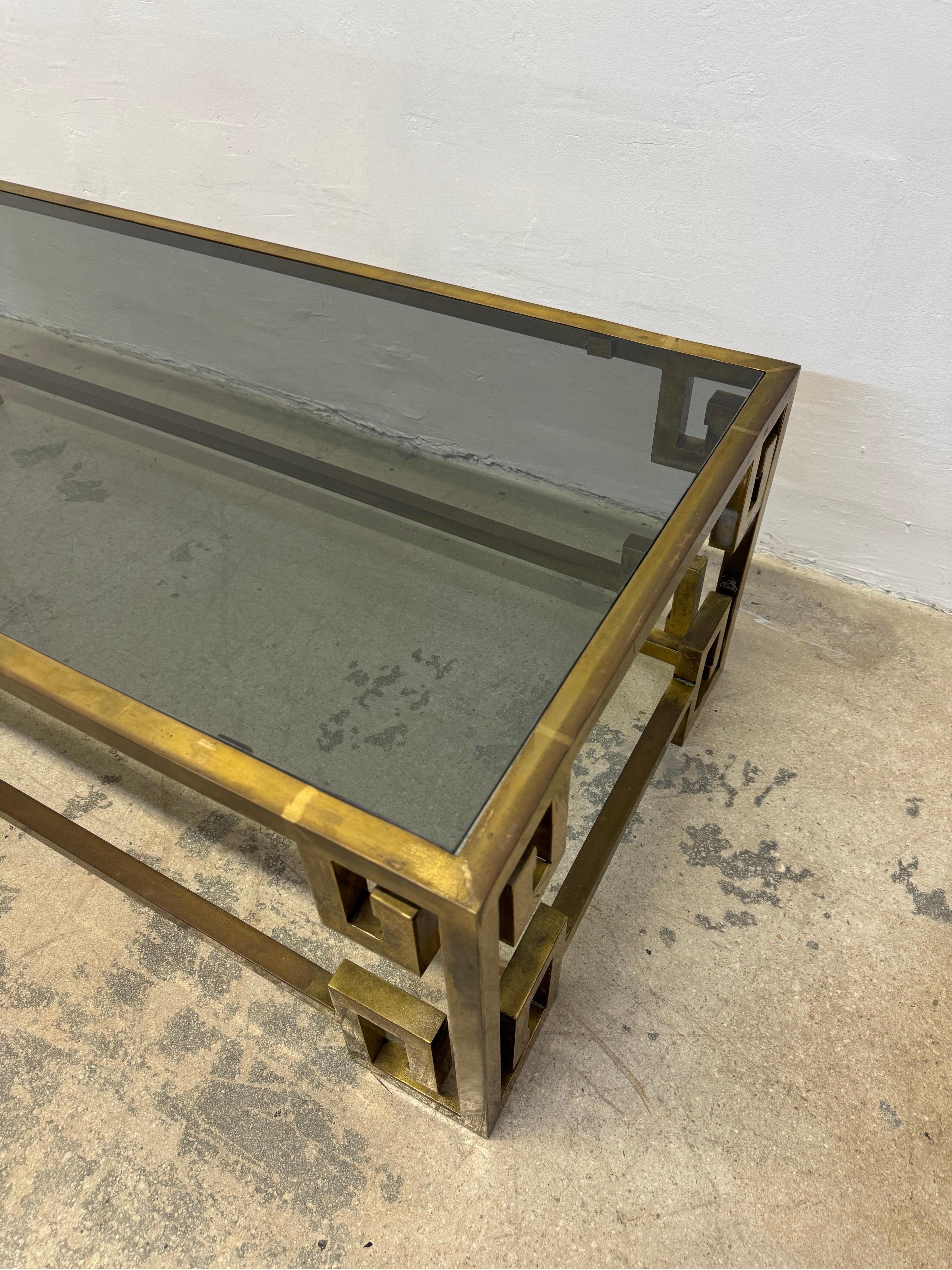 Table basse Greek Key Mastercraft du milieu du siècle dernier avec plateau en verre fumé inséré en vente 3