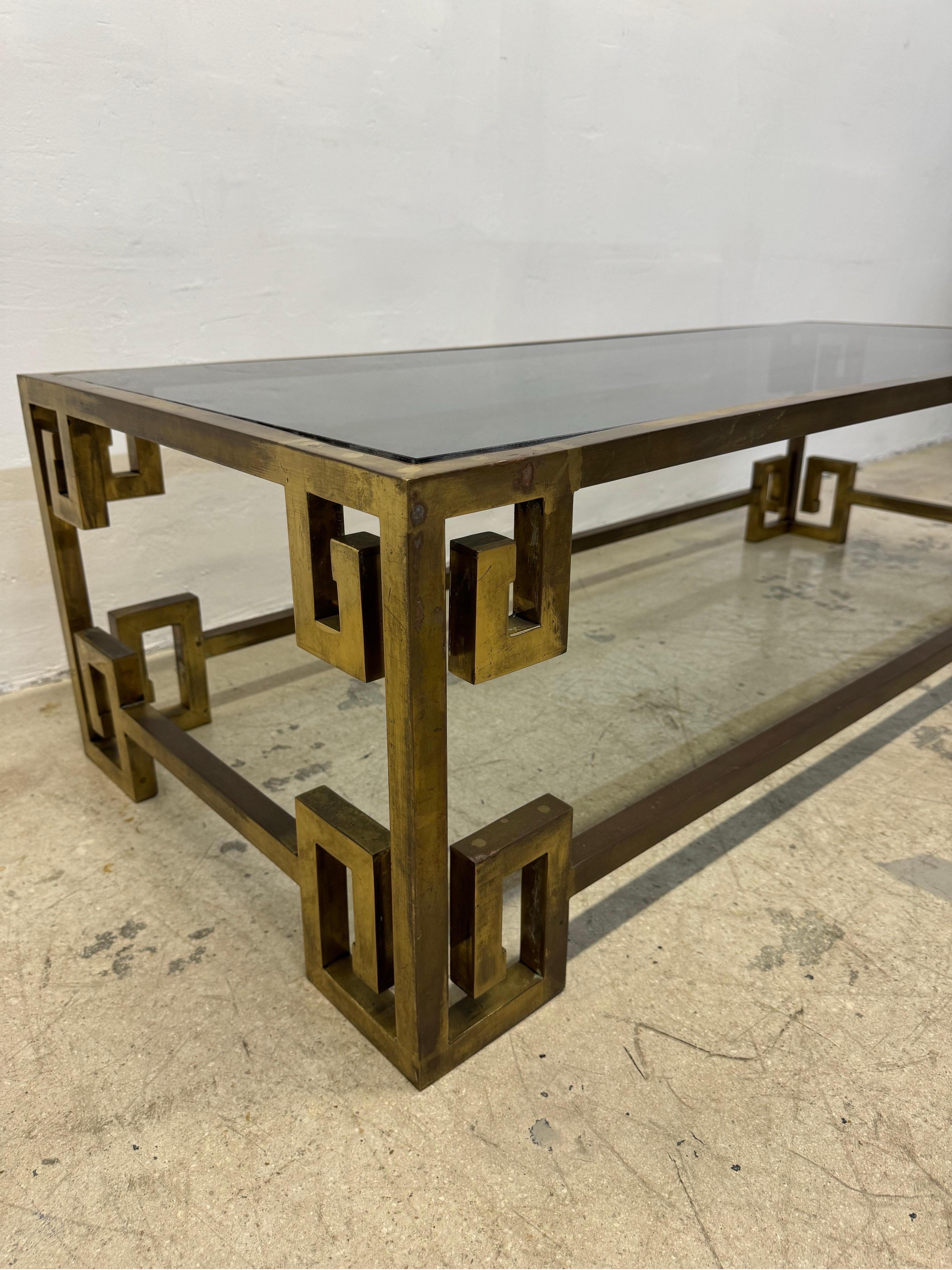Table basse Greek Key Mastercraft du milieu du siècle dernier avec plateau en verre fumé inséré en vente 4