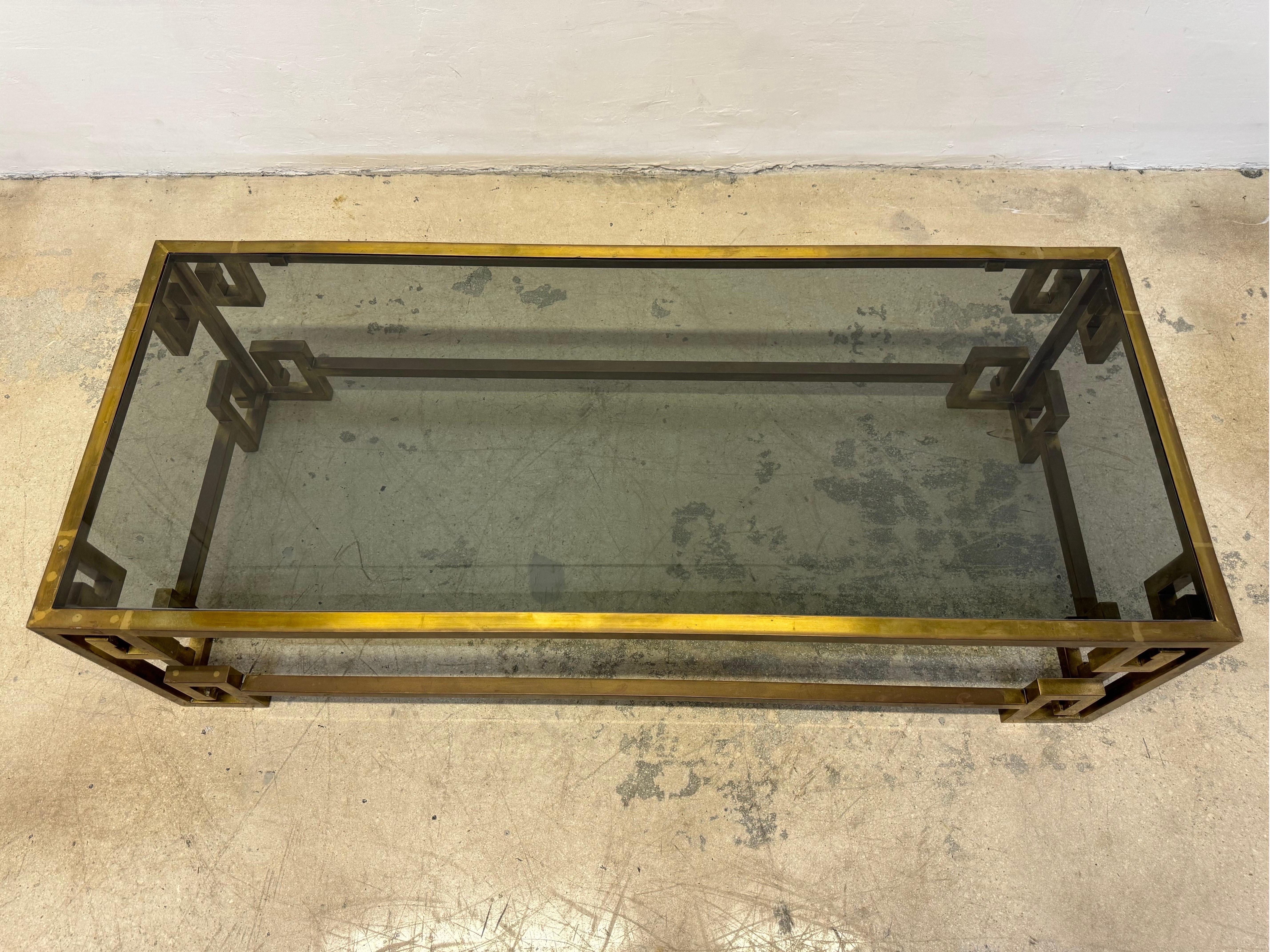 Table basse Greek Key Mastercraft du milieu du siècle dernier avec plateau en verre fumé inséré en vente 5