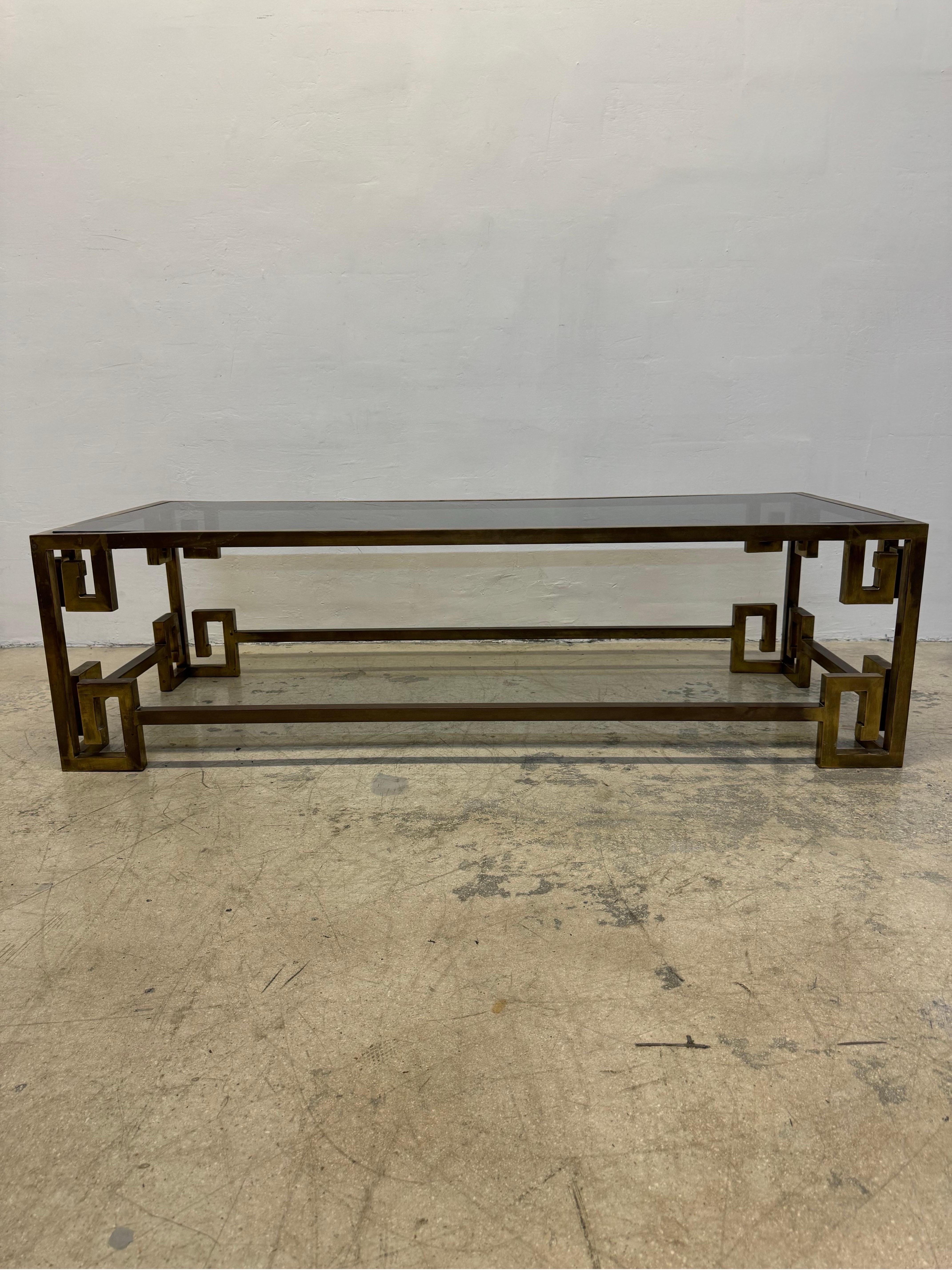 Table basse Greek Key Mastercraft du milieu du siècle dernier avec plateau en verre fumé inséré en vente 6