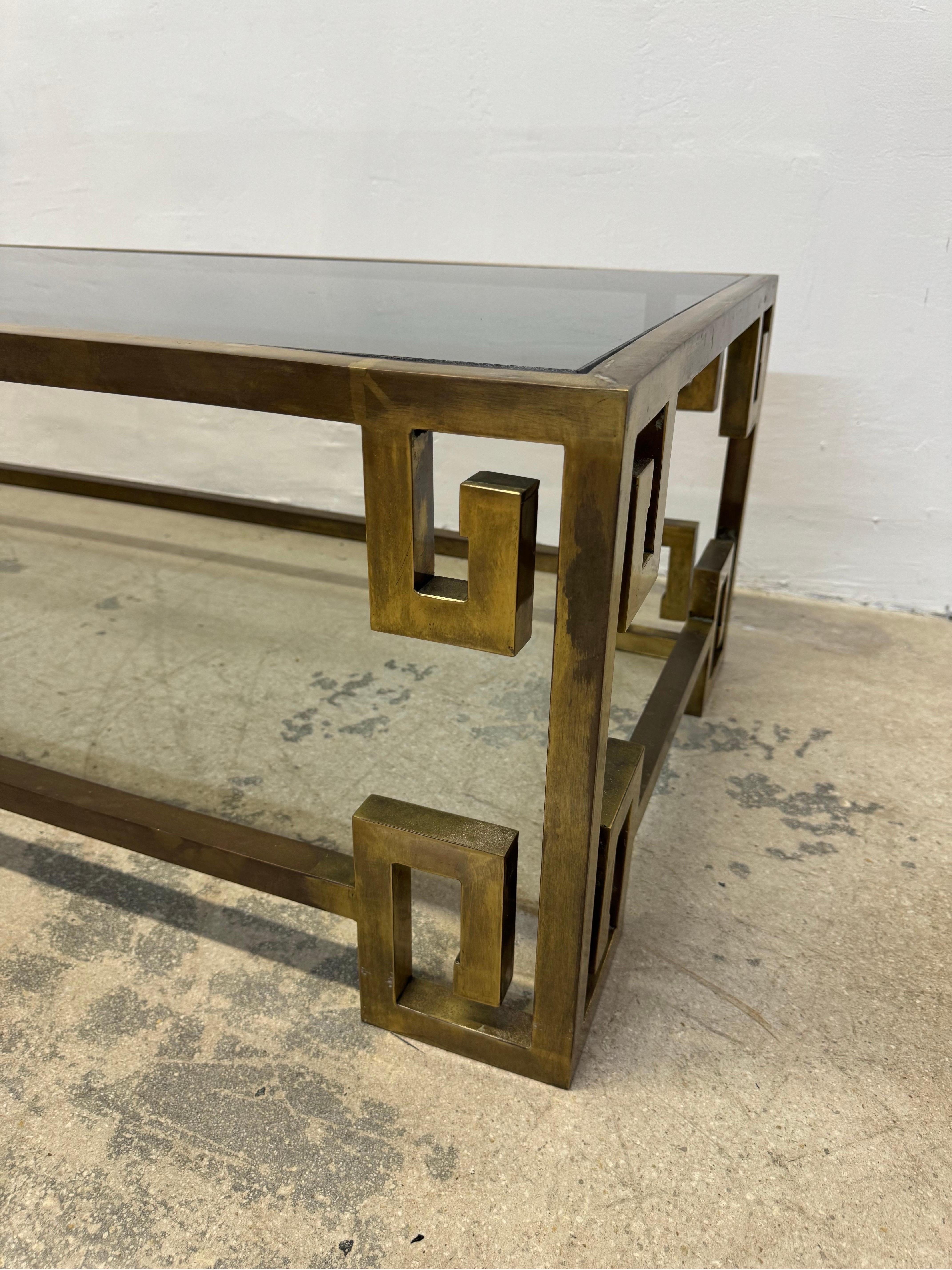 Table basse Greek Key Mastercraft du milieu du siècle dernier avec plateau en verre fumé inséré en vente 7