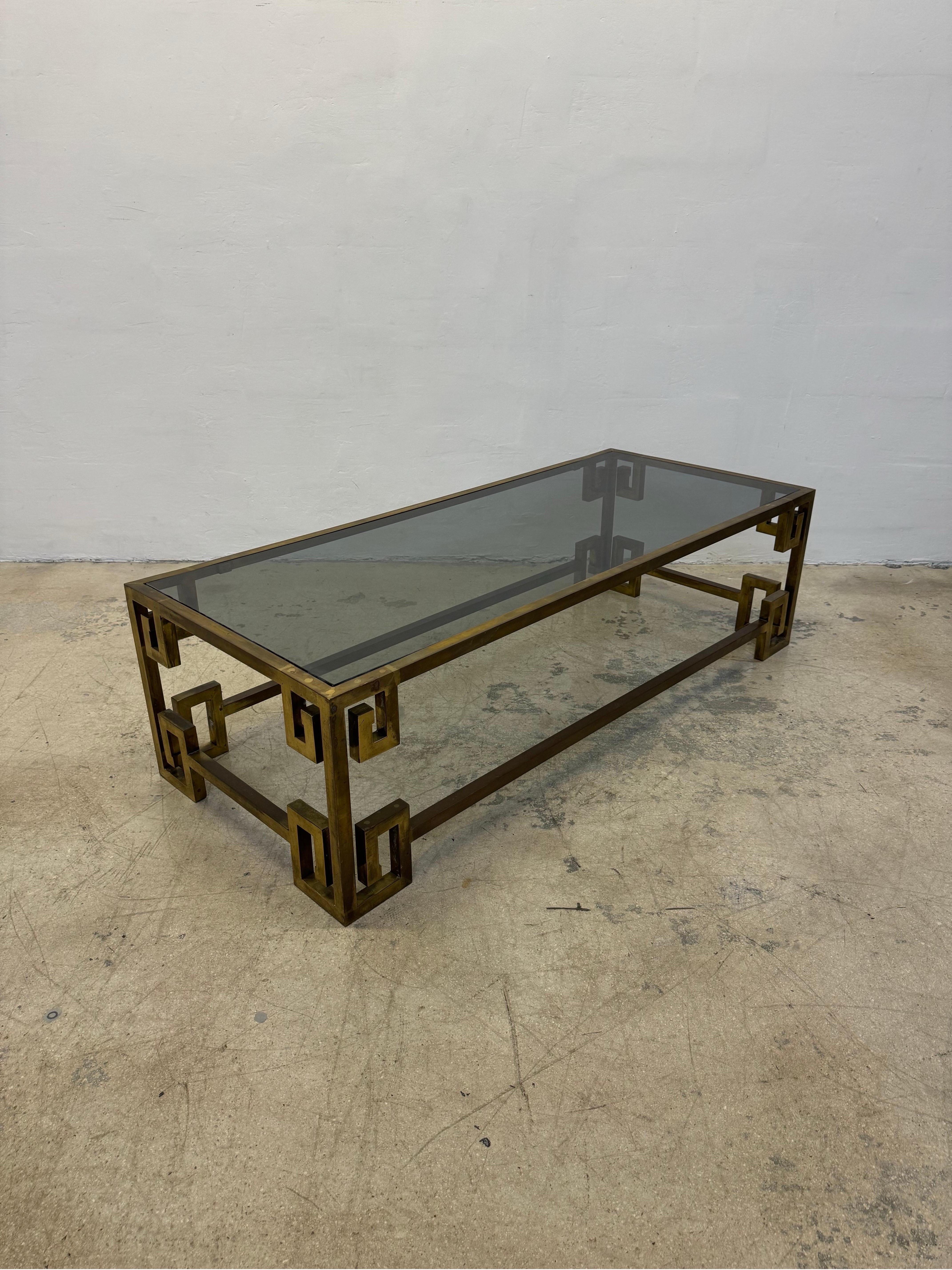 Mid-Century Modern Table basse Greek Key Mastercraft du milieu du siècle dernier avec plateau en verre fumé inséré en vente