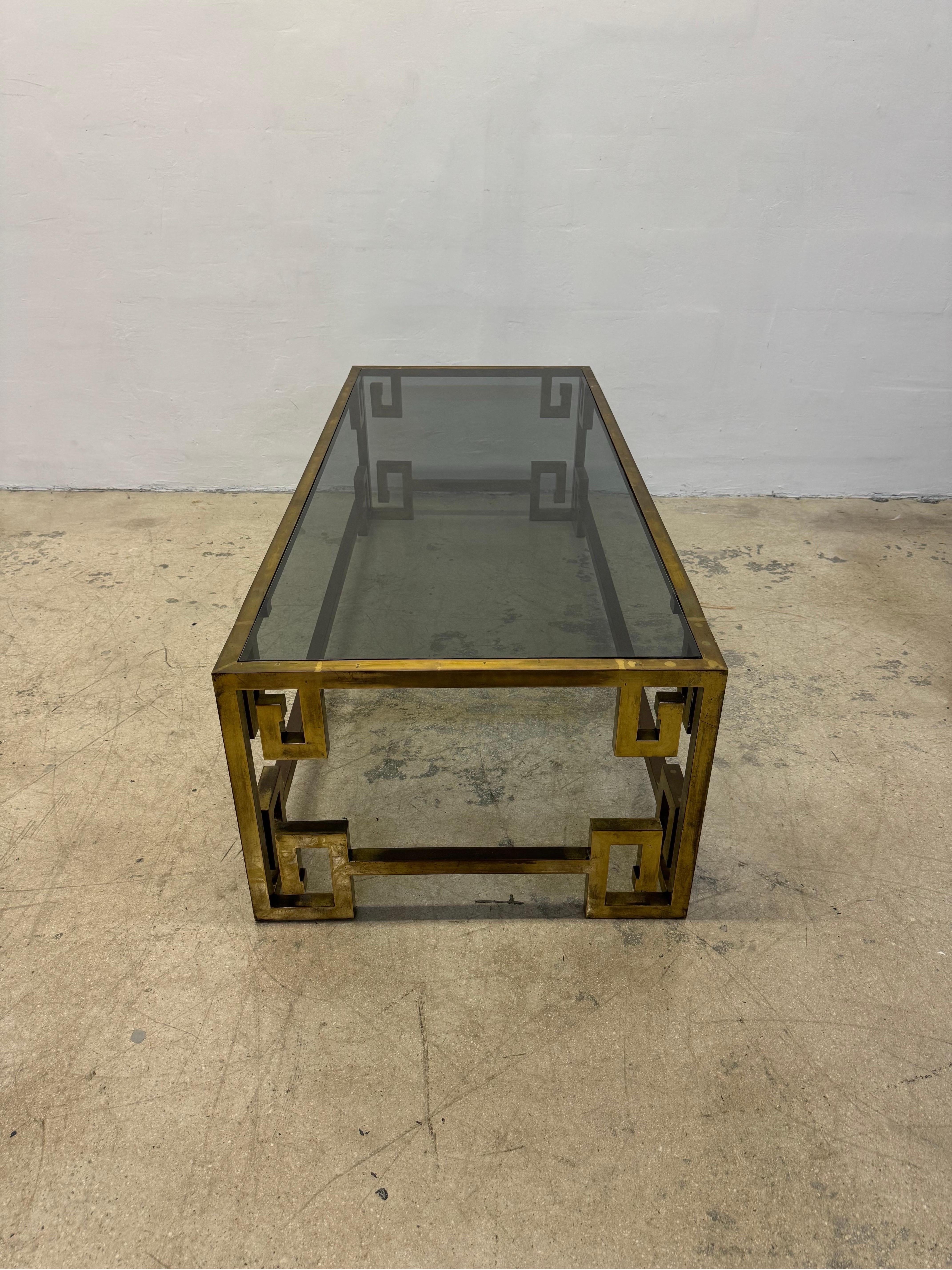 Américain Table basse Greek Key Mastercraft du milieu du siècle dernier avec plateau en verre fumé inséré en vente
