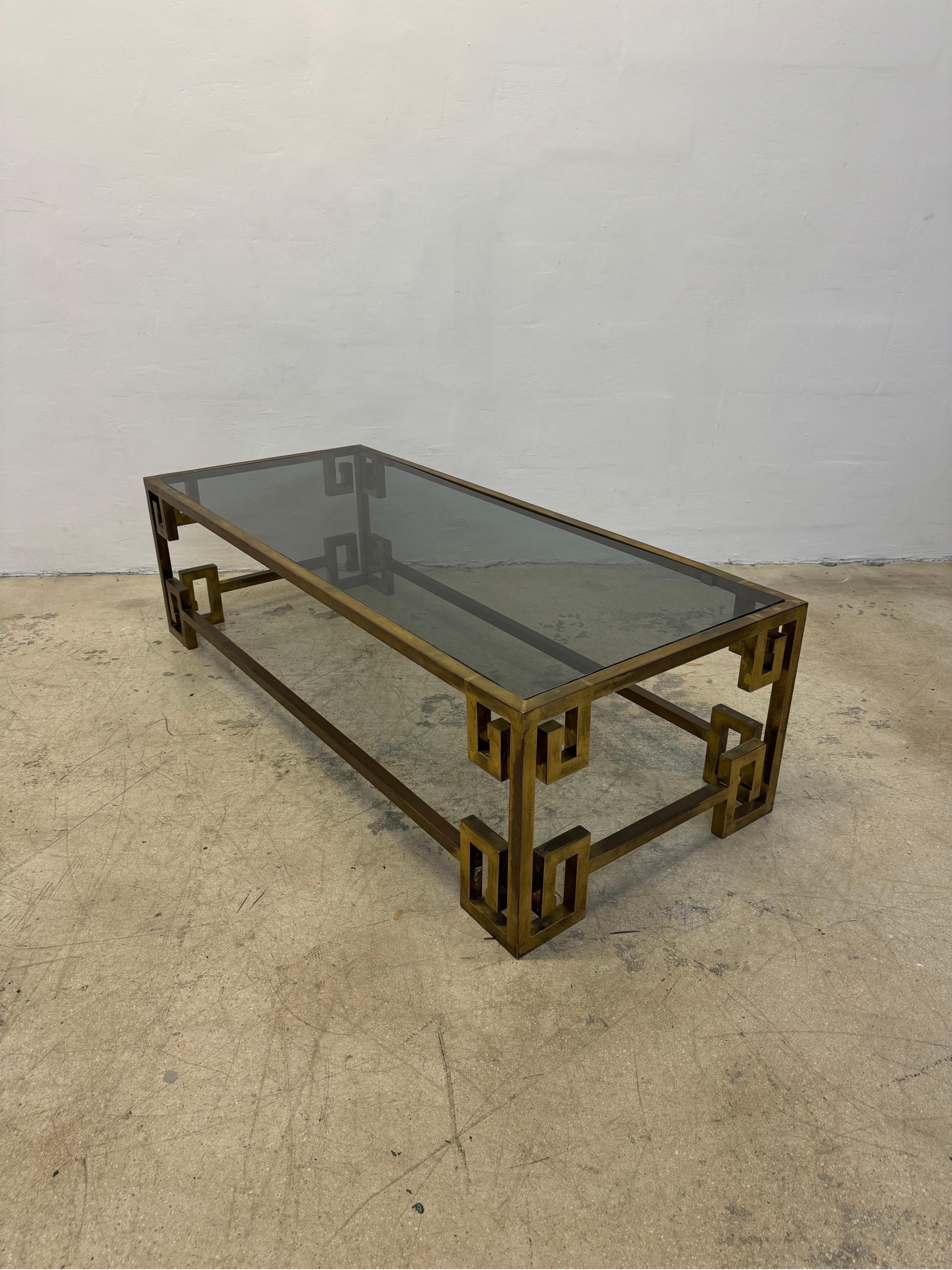 Table basse Greek Key Mastercraft du milieu du siècle dernier avec plateau en verre fumé inséré Bon état - En vente à Miami, FL