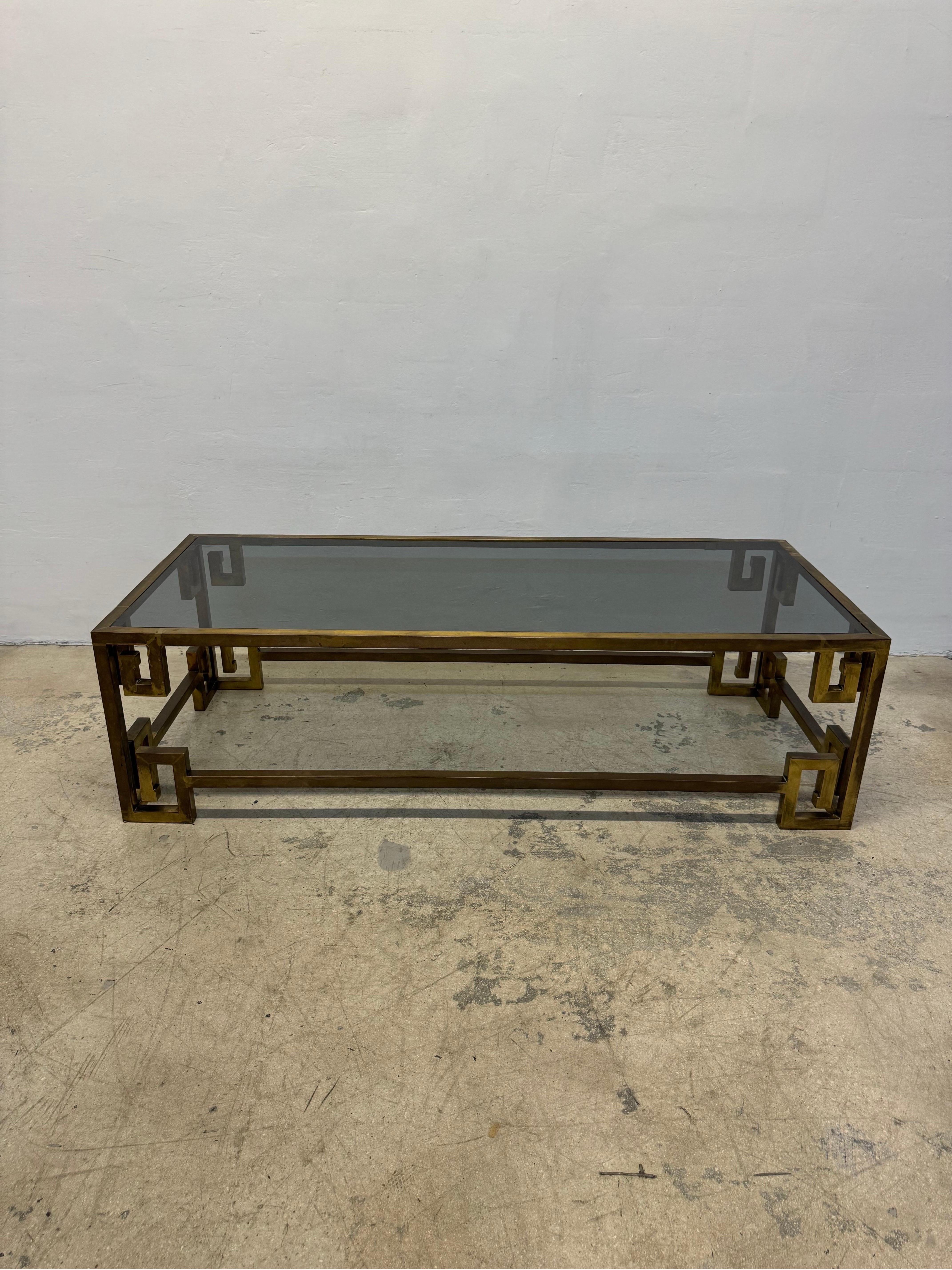 20ième siècle Table basse Greek Key Mastercraft du milieu du siècle dernier avec plateau en verre fumé inséré en vente