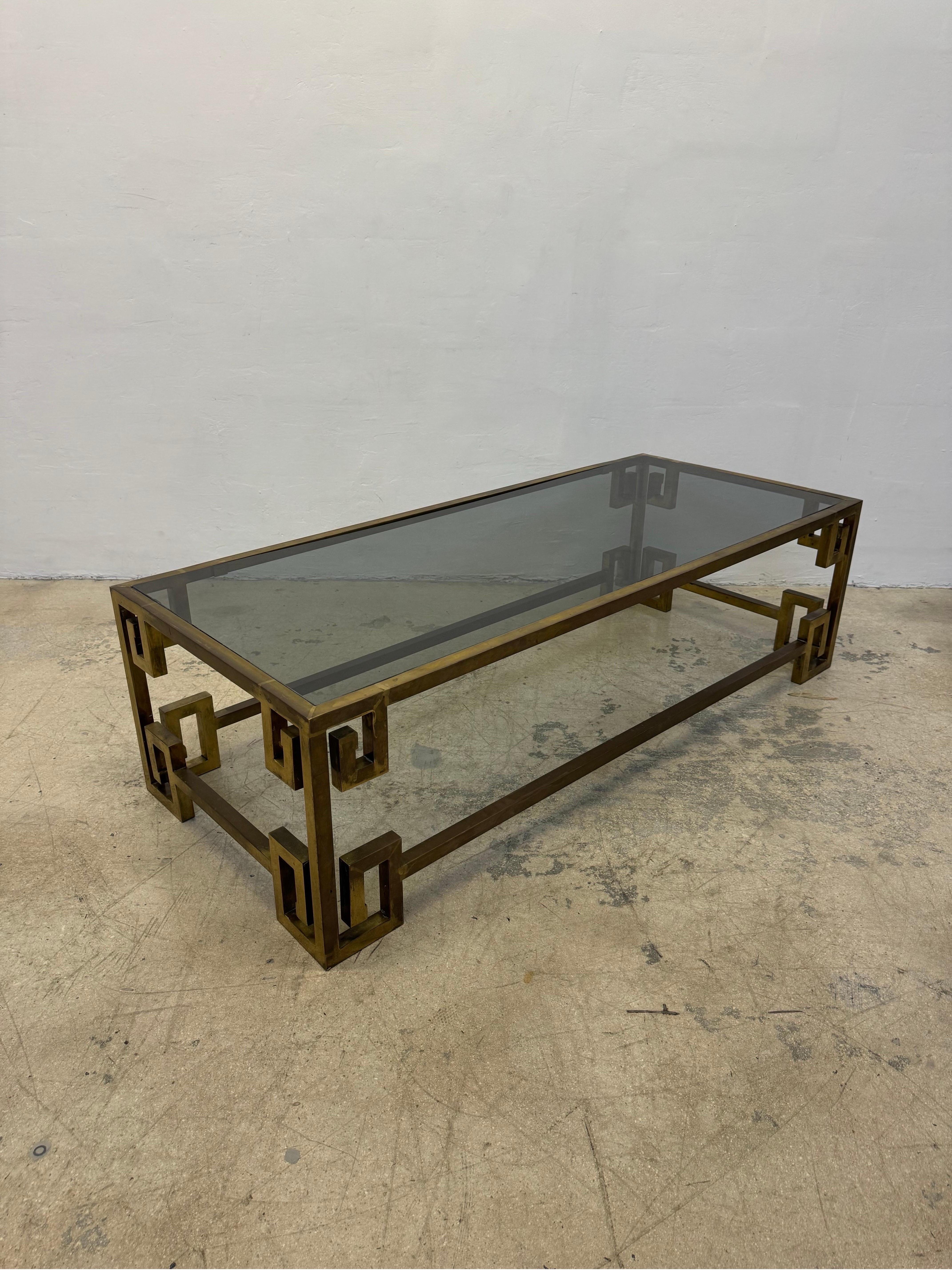 Laiton Table basse Greek Key Mastercraft du milieu du siècle dernier avec plateau en verre fumé inséré en vente