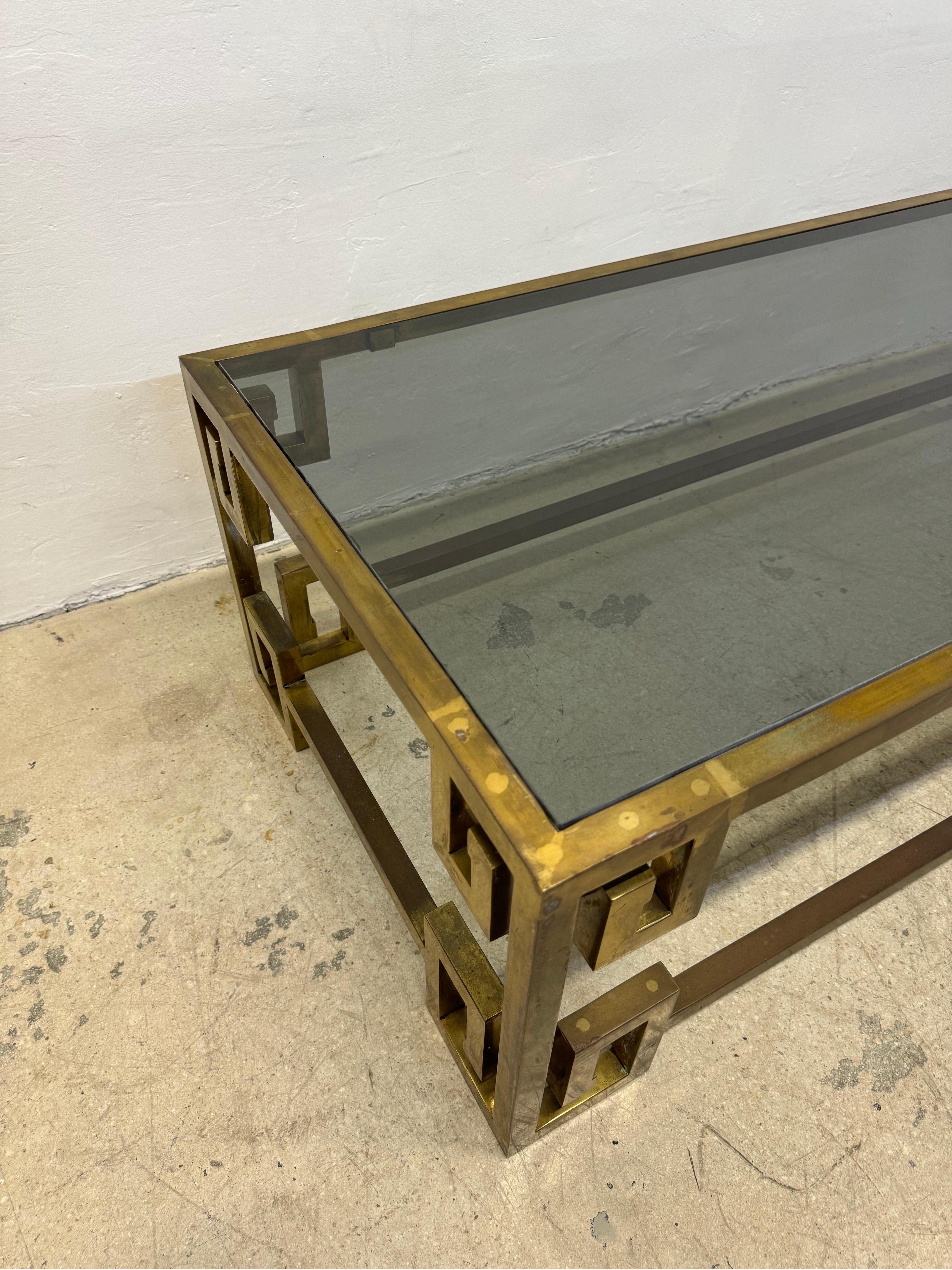 Table basse Greek Key Mastercraft du milieu du siècle dernier avec plateau en verre fumé inséré en vente 1