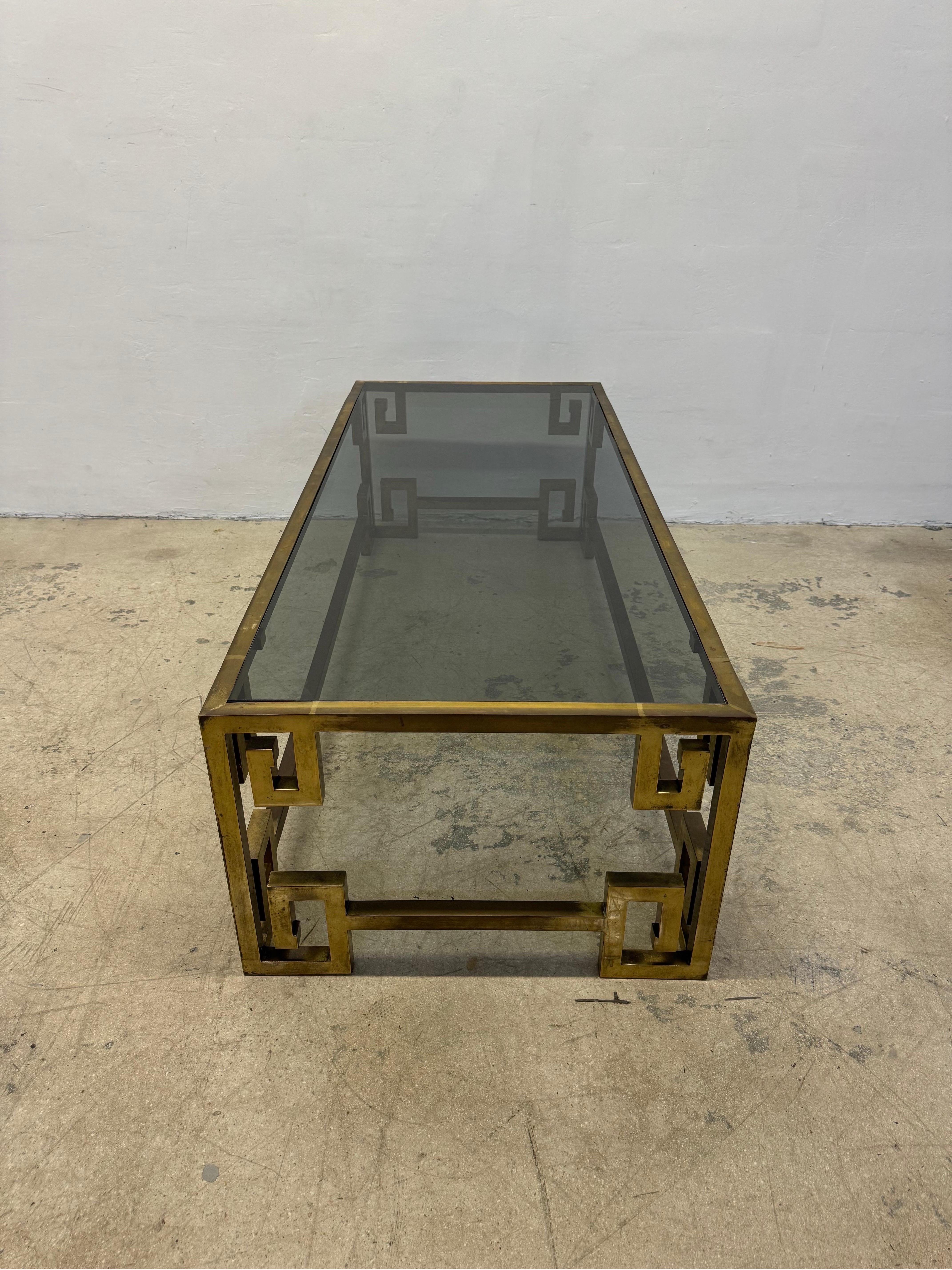 Table basse Greek Key Mastercraft du milieu du siècle dernier avec plateau en verre fumé inséré en vente 2