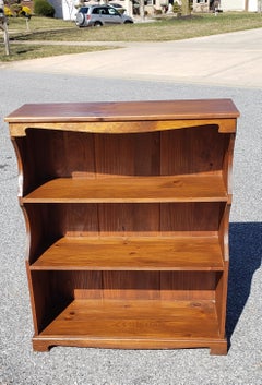 Librería baja de dos estantes de pino Mastercraft de mediados de siglo