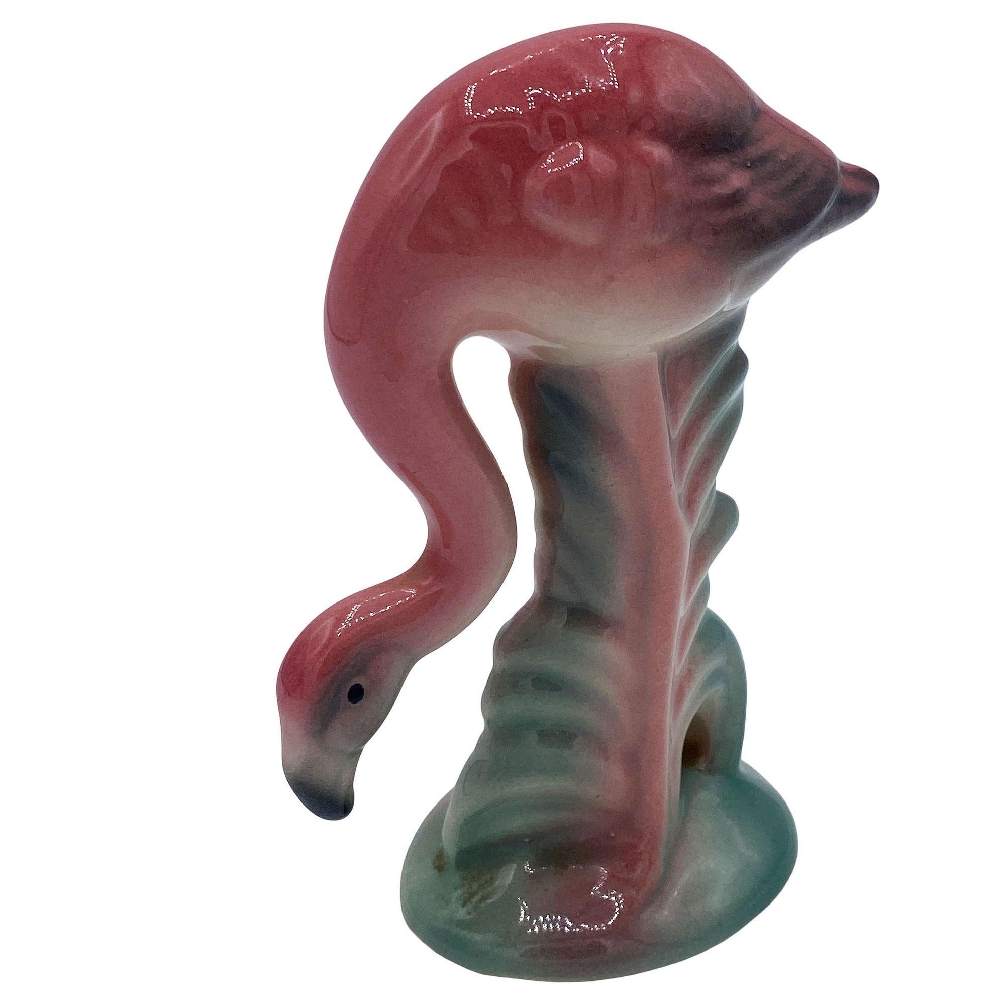 Mid-century pink and green miniature ceramic flamingo tabletop California pottery vase set of matching His and Her set by Brad Keeler. L'ensemble comprend deux flamants roses magnifiquement détaillés dans des feuilles vertes luxuriantes et de