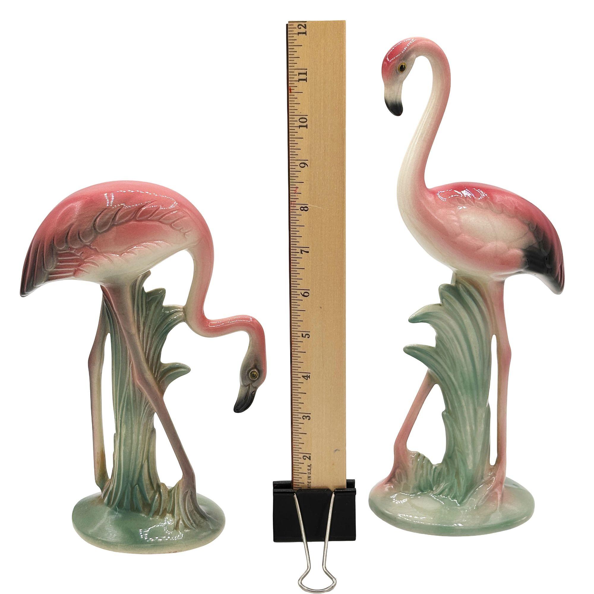 Statues de table de flamants roses et verts en céramique californienne assortie du milieu du siècle, par Brad Keeler. L'ensemble comprend deux flamants roses magnifiquement détaillés dans des feuilles vertes luxuriantes et de l'herbe de couleur