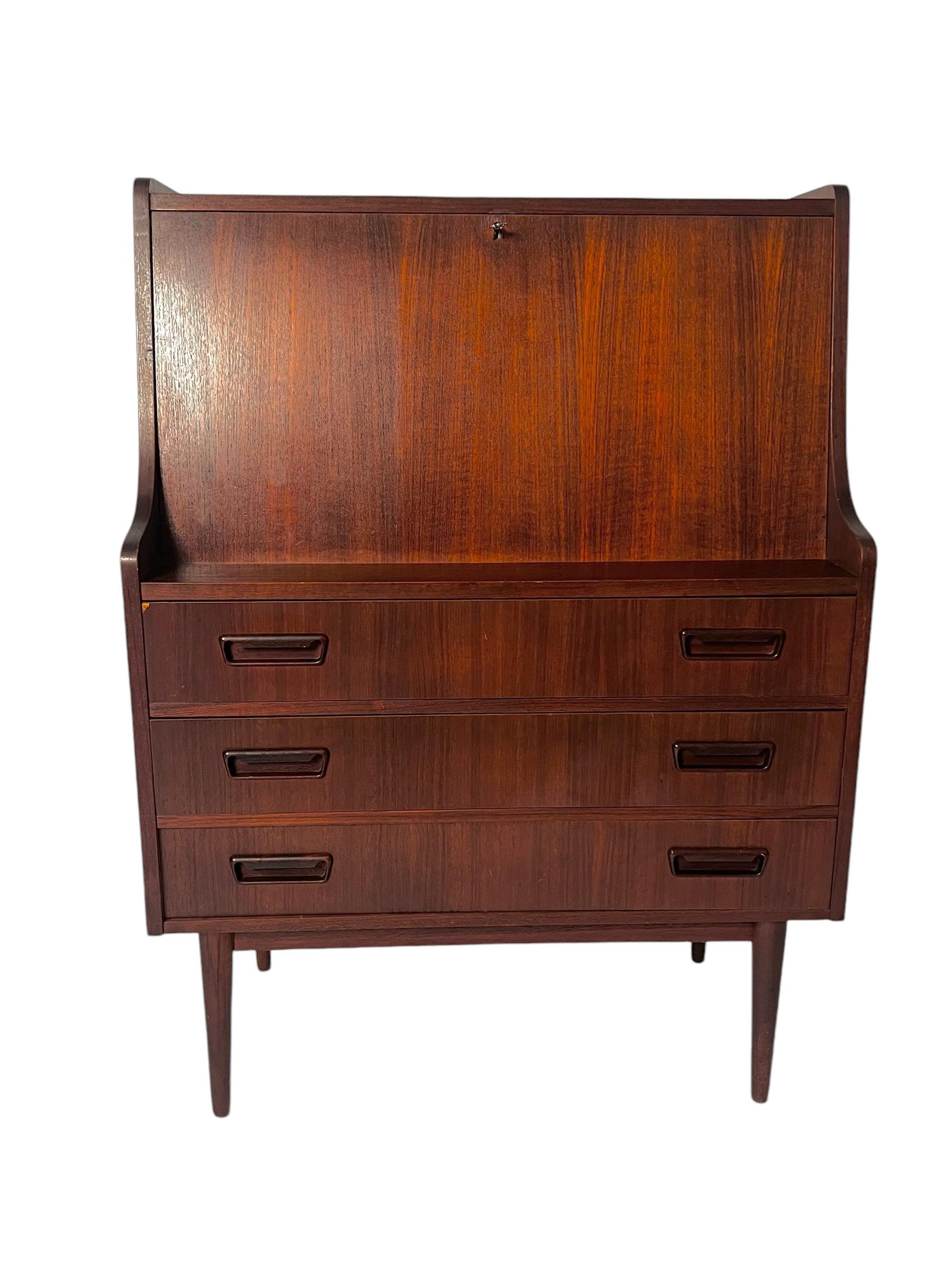 Scrivania a ribalta in teak danese di metà secolo di Maurice Villency. In buone condizioni vintage. Alcuni problemi minori. È stata fabbricata una nuova chiave per il meccanismo di chiusura e funziona, ma è difficile da usare.  Inoltre, l'apertura