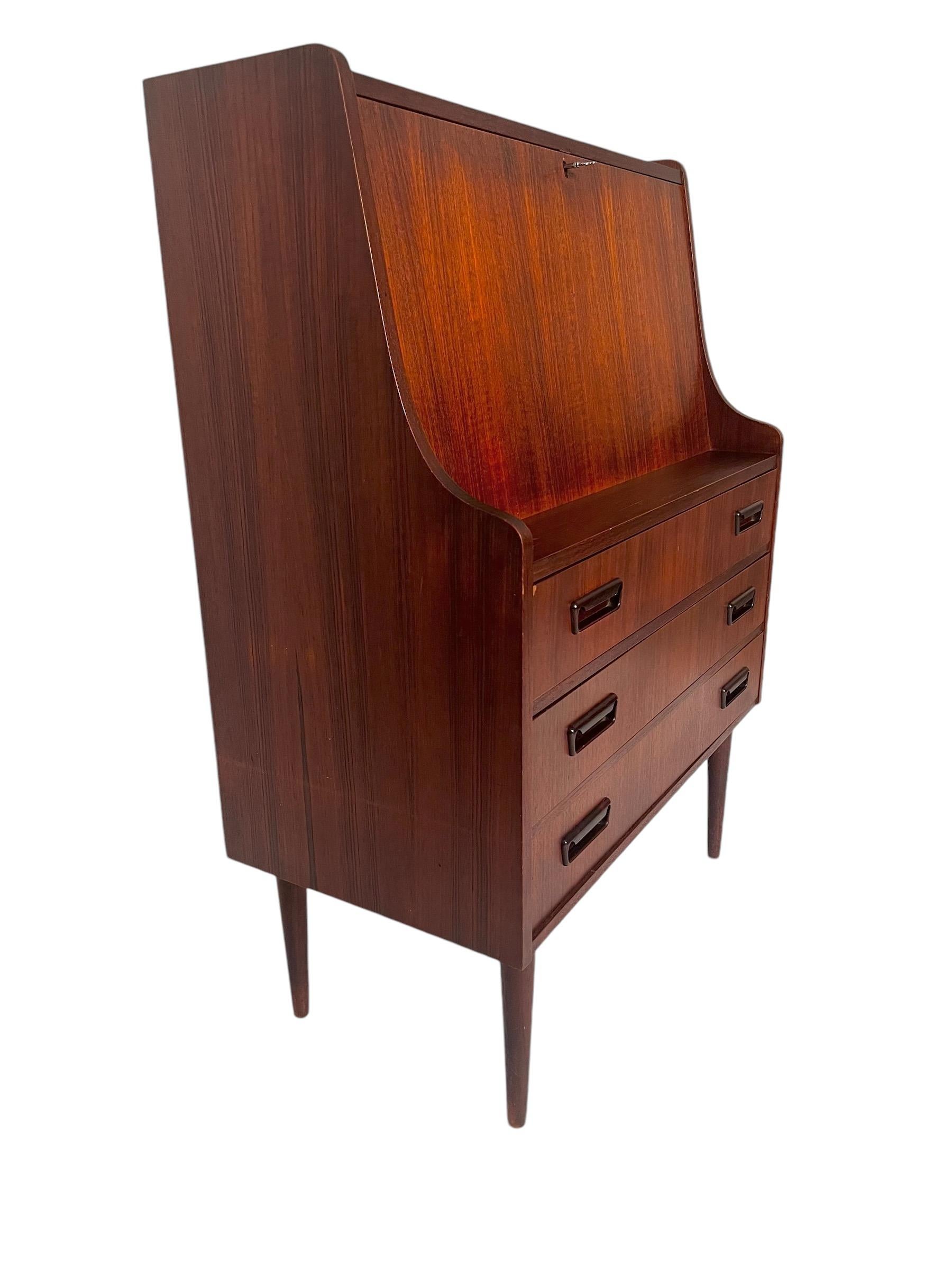 Mid-Century moderno Scrivania a ribalta in teak danese di metà secolo Maurice Villency in vendita