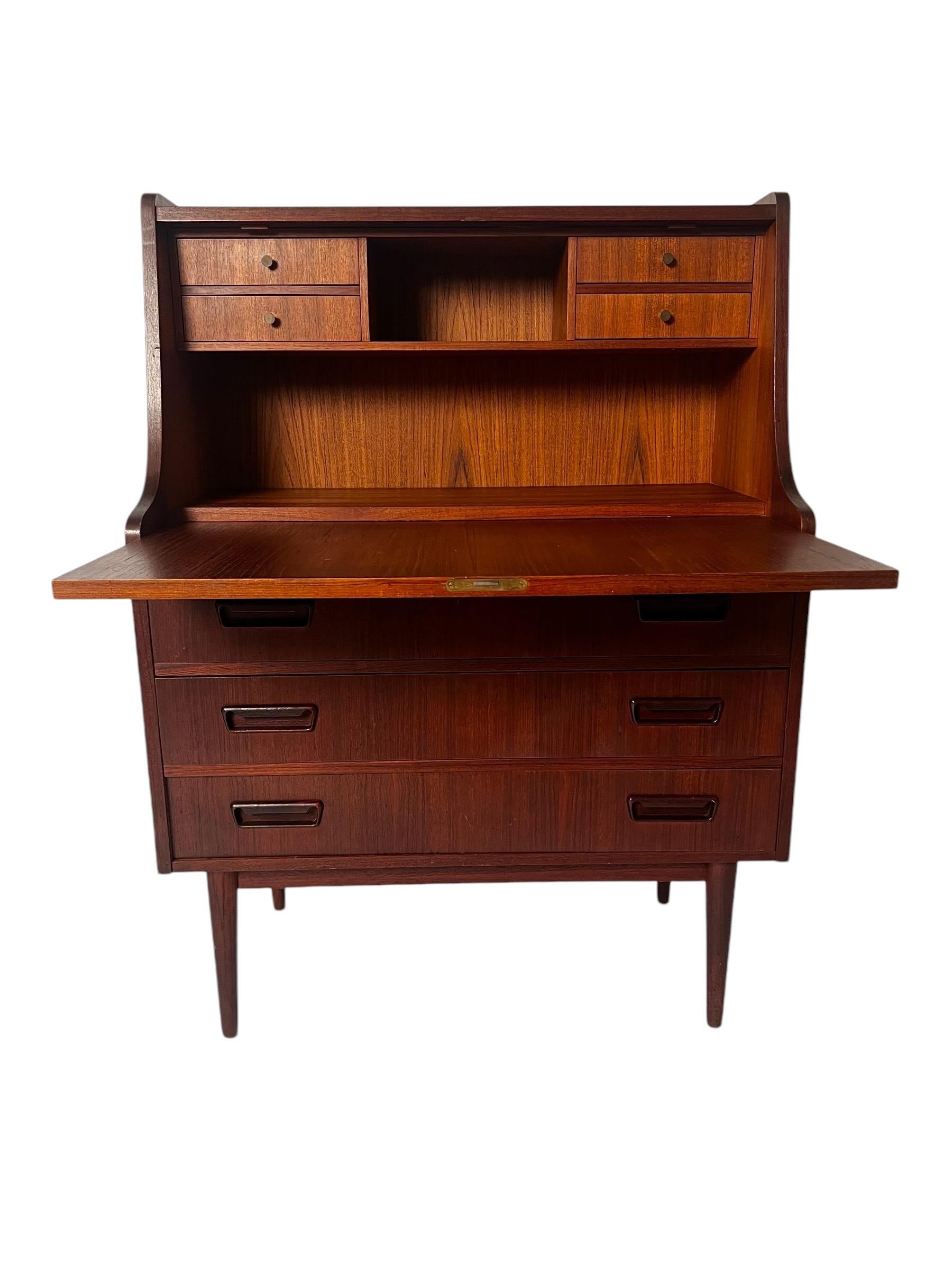 Scrivania a ribalta in teak danese di metà secolo Maurice Villency In condizioni discrete in vendita a New York, NY