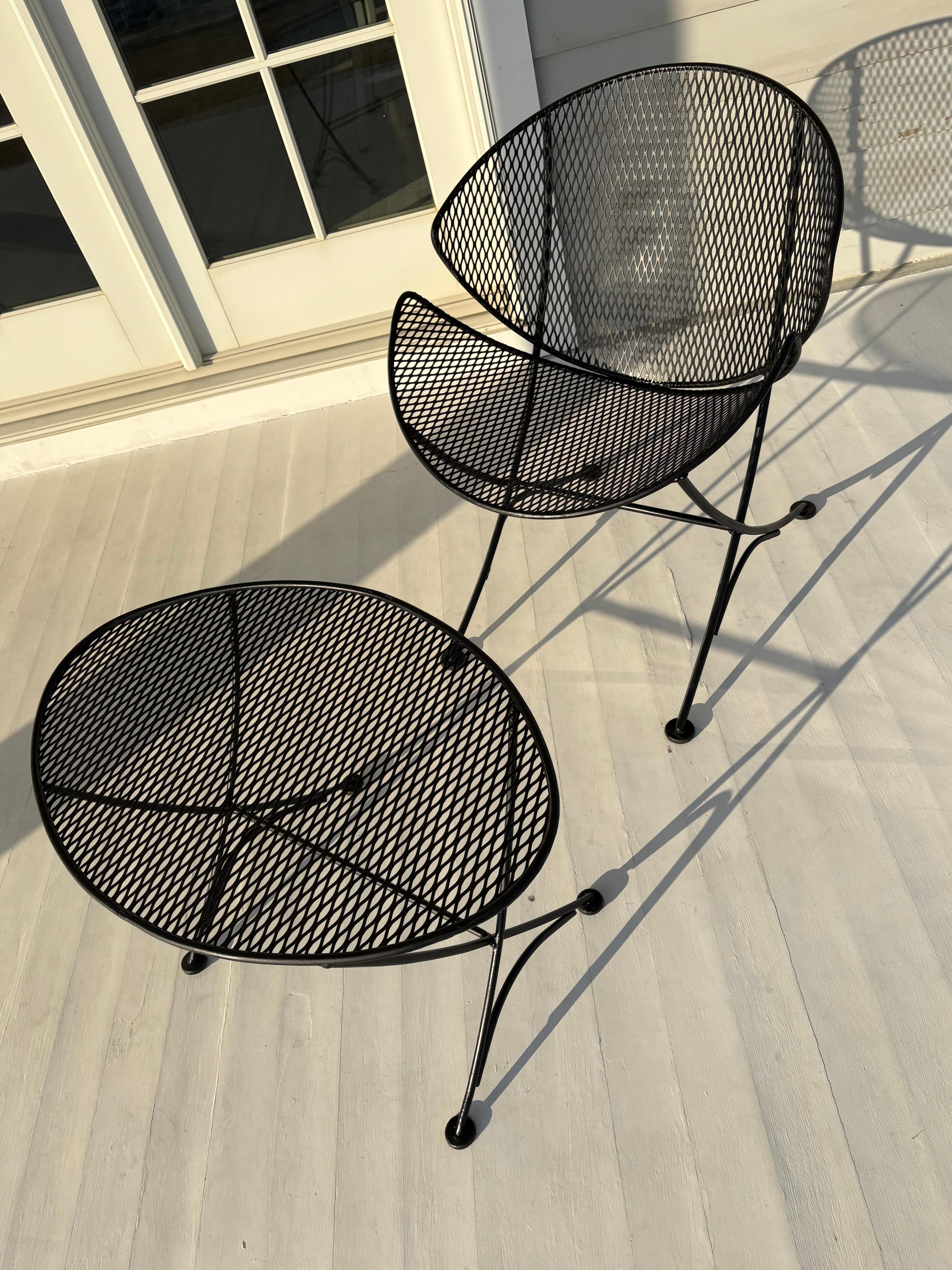 Mid Century Maurizio Tempestini for Salterini Clam Shell Chair and Side Table In Good Condition For Sale In New York, NY