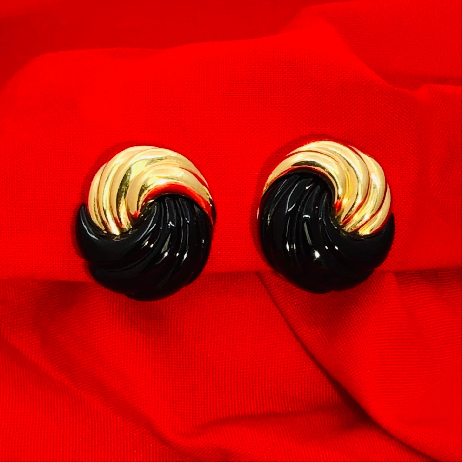 Cabochon Mid Century MAZ Fluted Yellow Gold and Black Onyx Knot Style Earrings