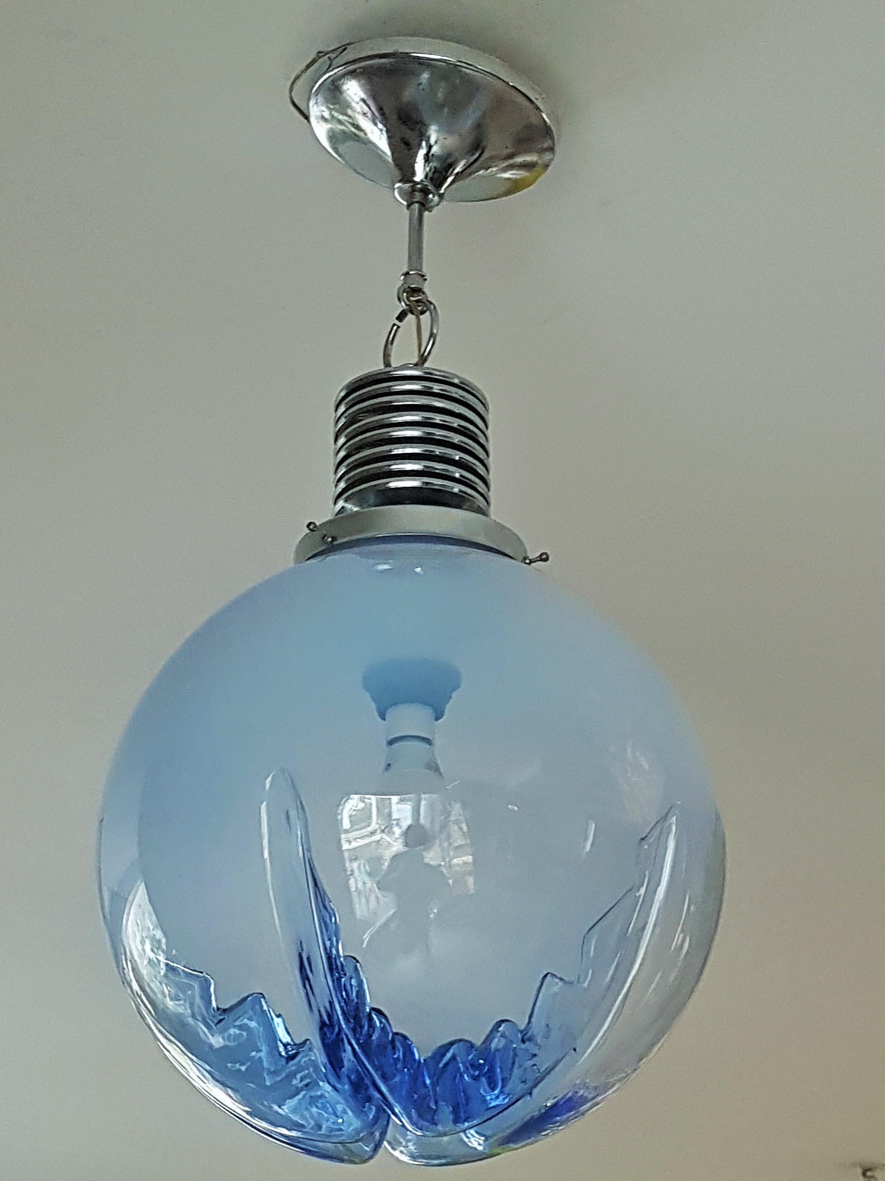 Mid-Century Mazzega Carlo Nason Kugelanhänger aus Chrom und blauem Glas, Italien, 1960 im Angebot 3