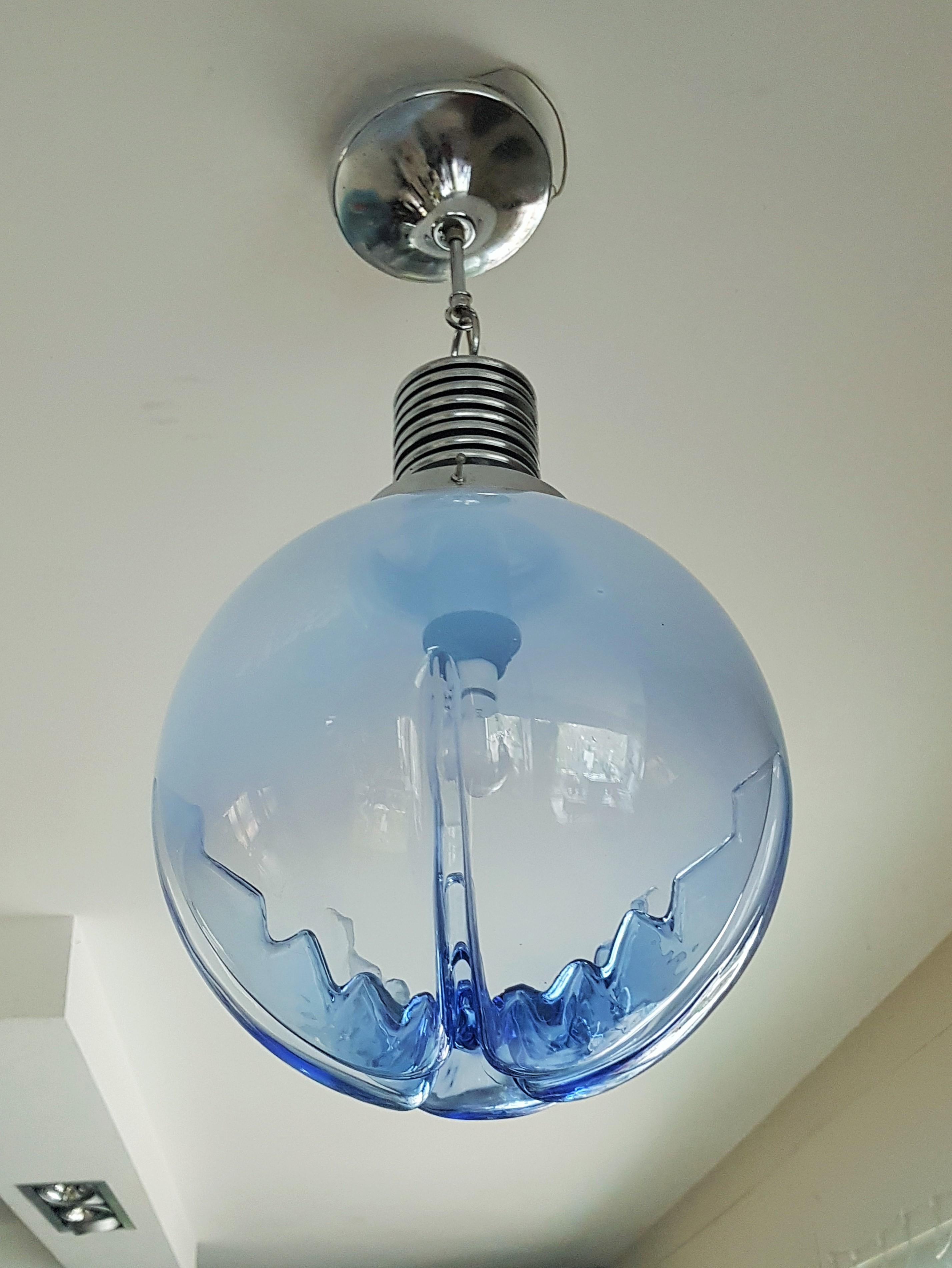 Lampe à suspension Mazzega Carlo Nason Ball du milieu du siècle dernier, chrome et verre bleu, Italie, 1960 en vente 5