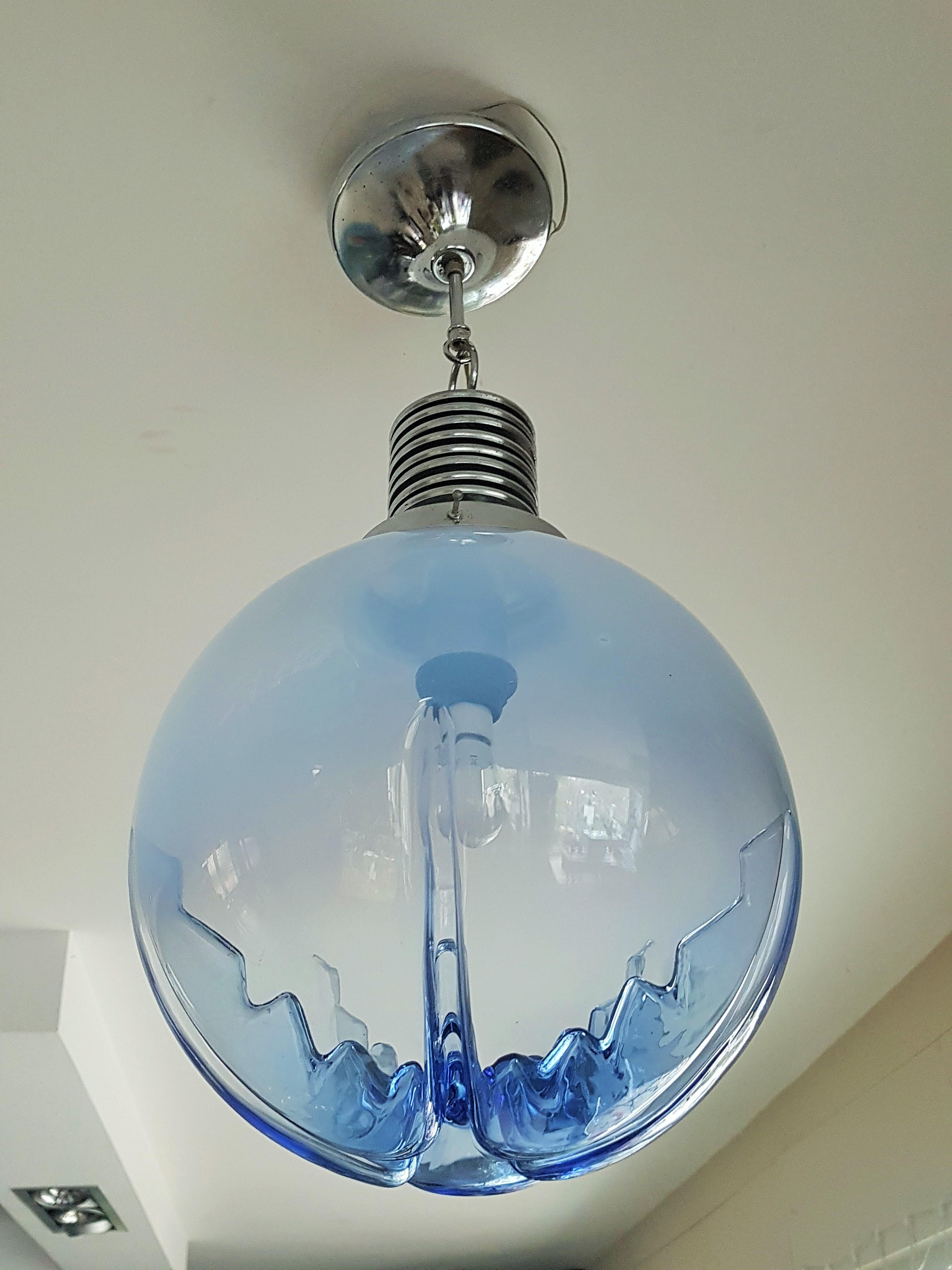 Lampe à suspension Mazzega Carlo Nason Ball du milieu du siècle dernier, chrome et verre bleu, Italie, 1960 en vente 6