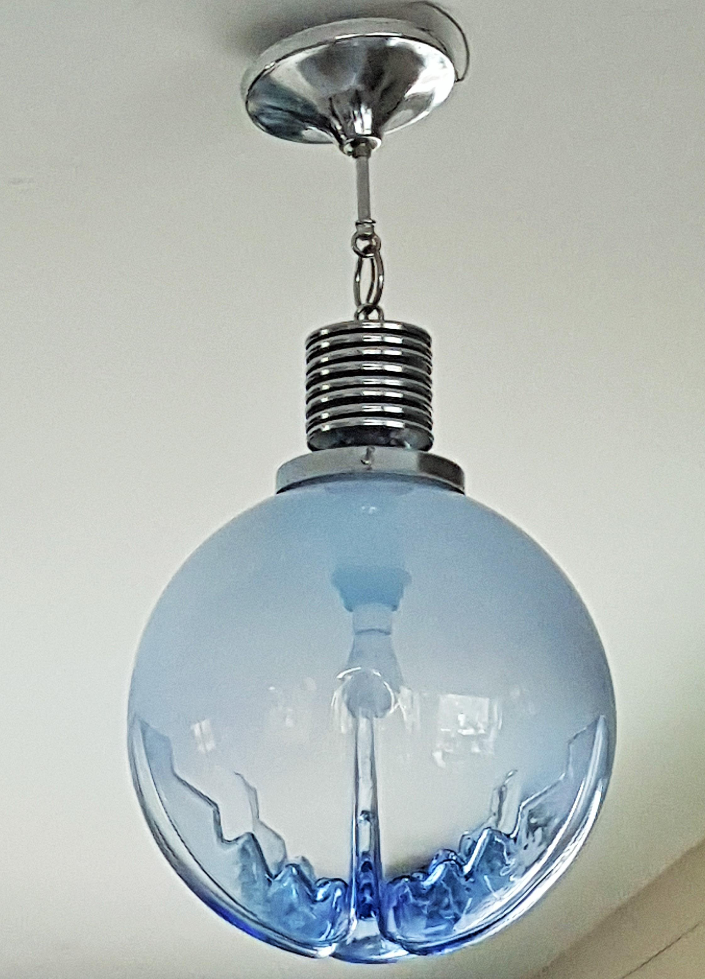 Lampe à suspension Mazzega Carlo Nason Ball du milieu du siècle dernier, chrome et verre bleu, Italie, 1960 en vente 7