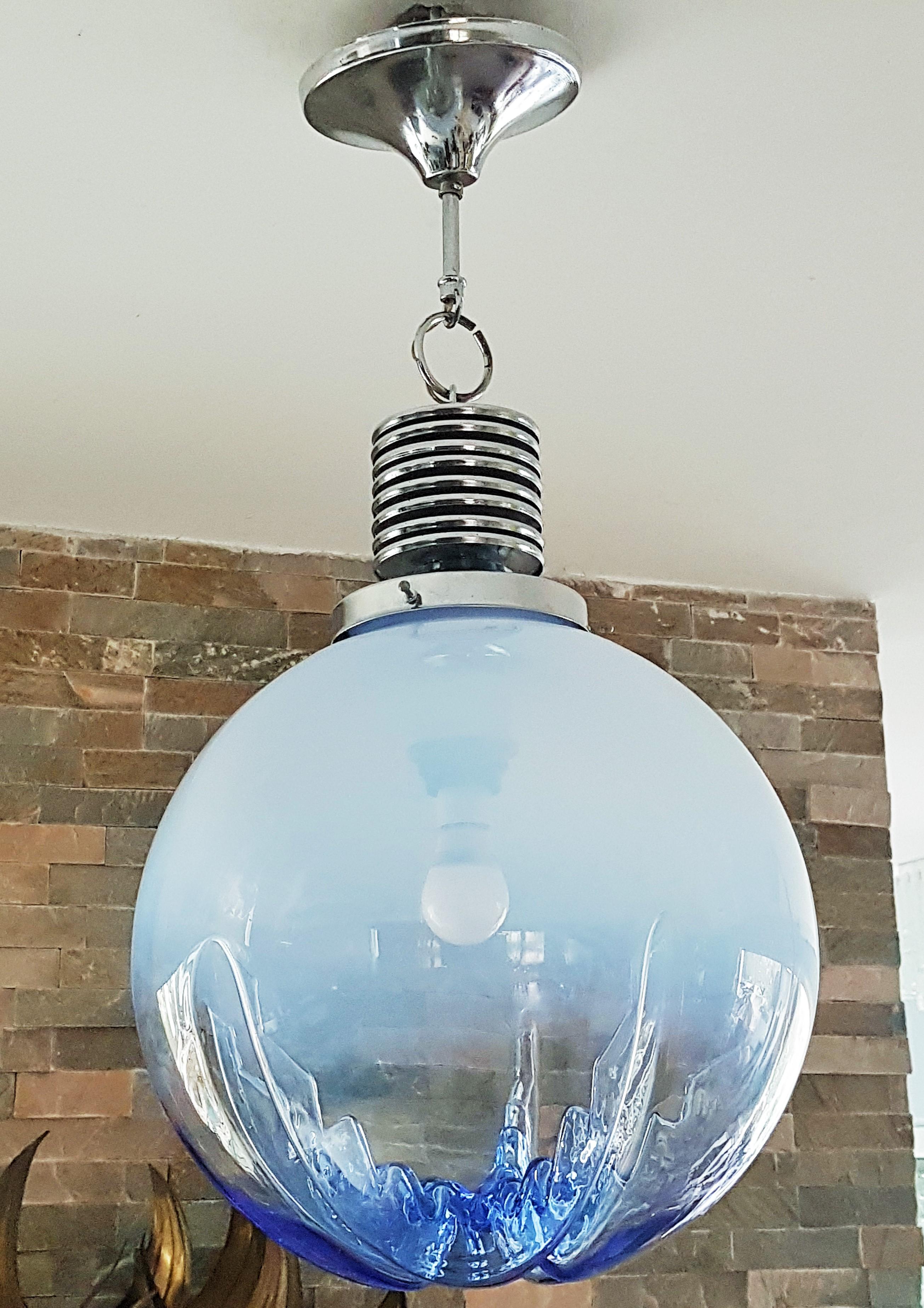 Lampe à suspension Mazzega Carlo Nason Ball du milieu du siècle dernier, chrome et verre bleu, Italie, 1960 en vente 8