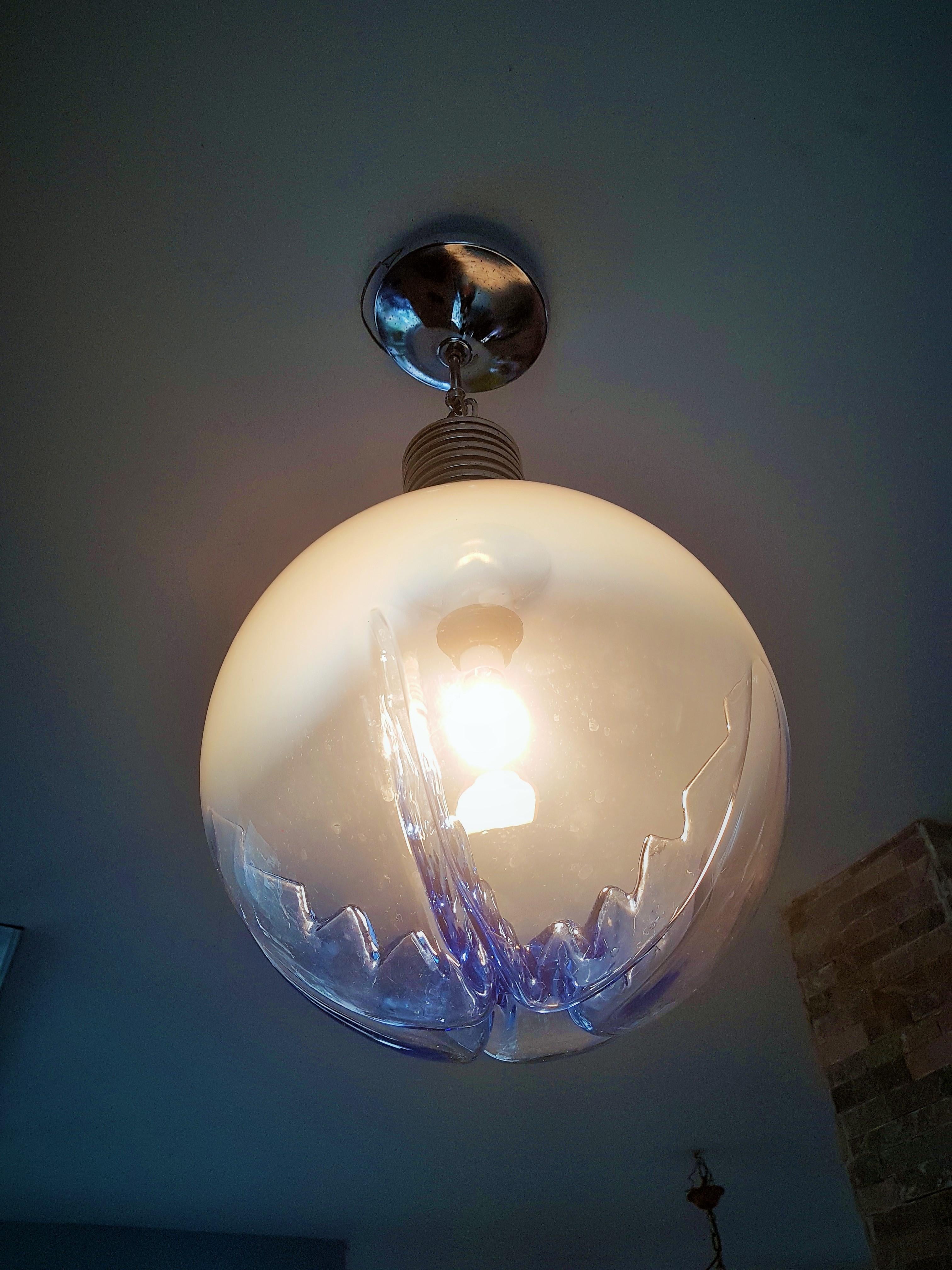 Lampe à suspension Mazzega Carlo Nason Ball du milieu du siècle dernier, chrome et verre bleu, Italie, 1960 en vente 13