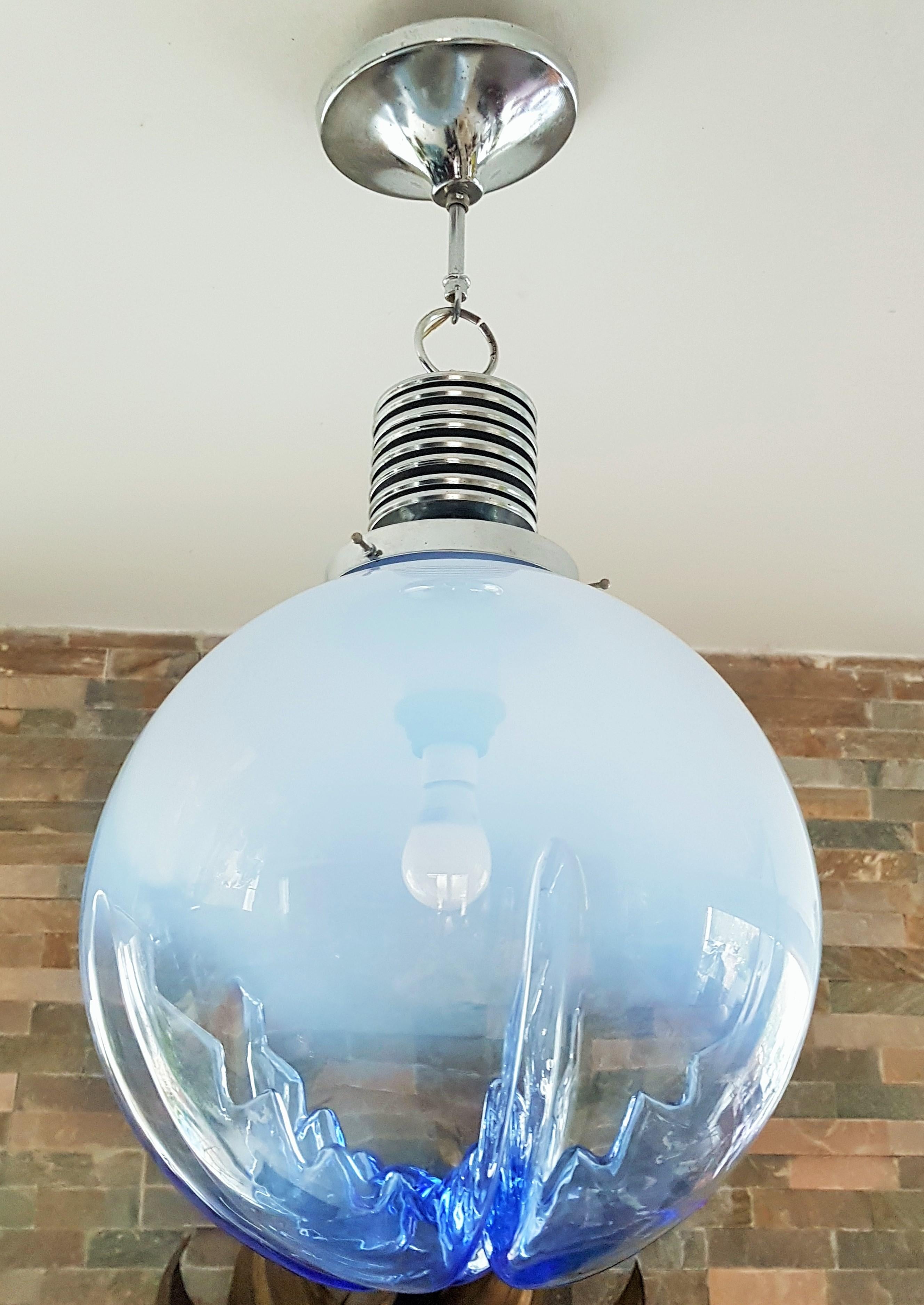 italien Lampe à suspension Mazzega Carlo Nason Ball du milieu du siècle dernier, chrome et verre bleu, Italie, 1960 en vente