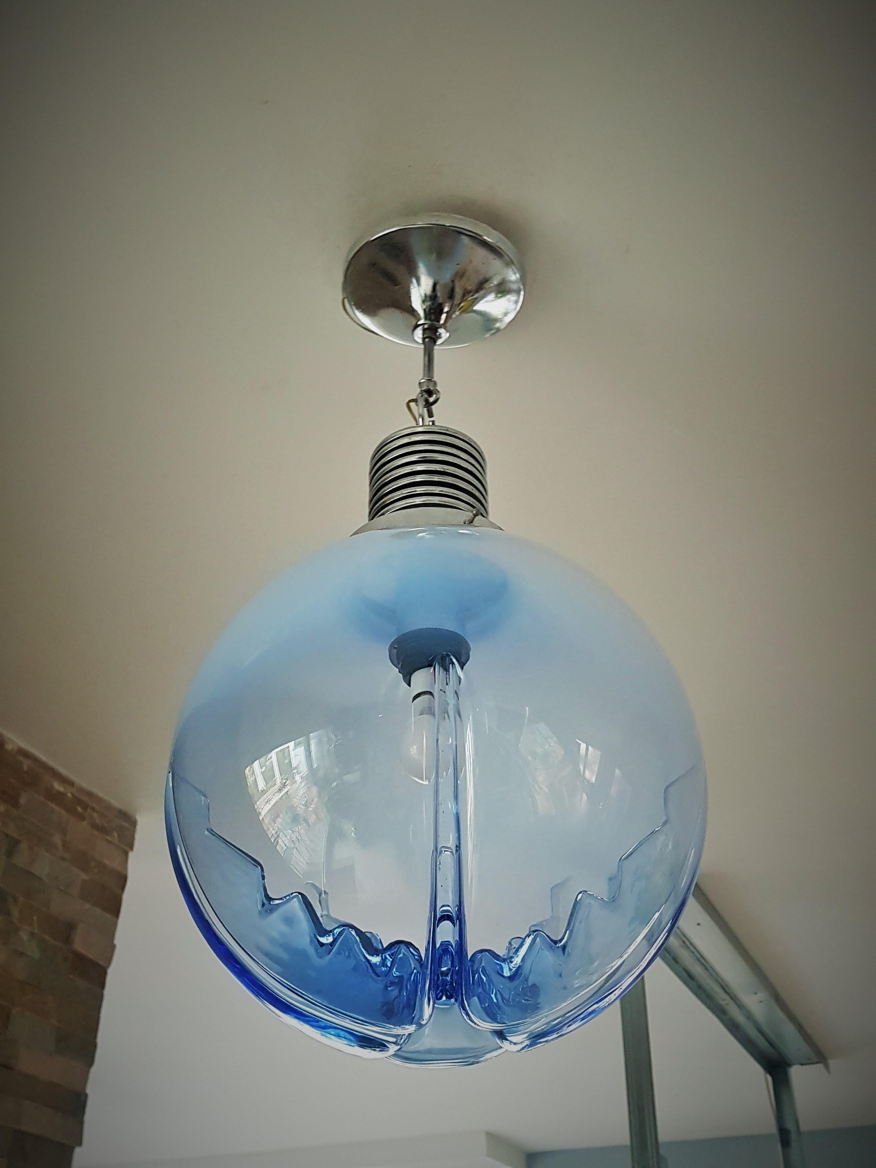 Lampe à suspension Mazzega Carlo Nason Ball du milieu du siècle dernier, chrome et verre bleu, Italie, 1960 Bon état - En vente à Saarbruecken, DE