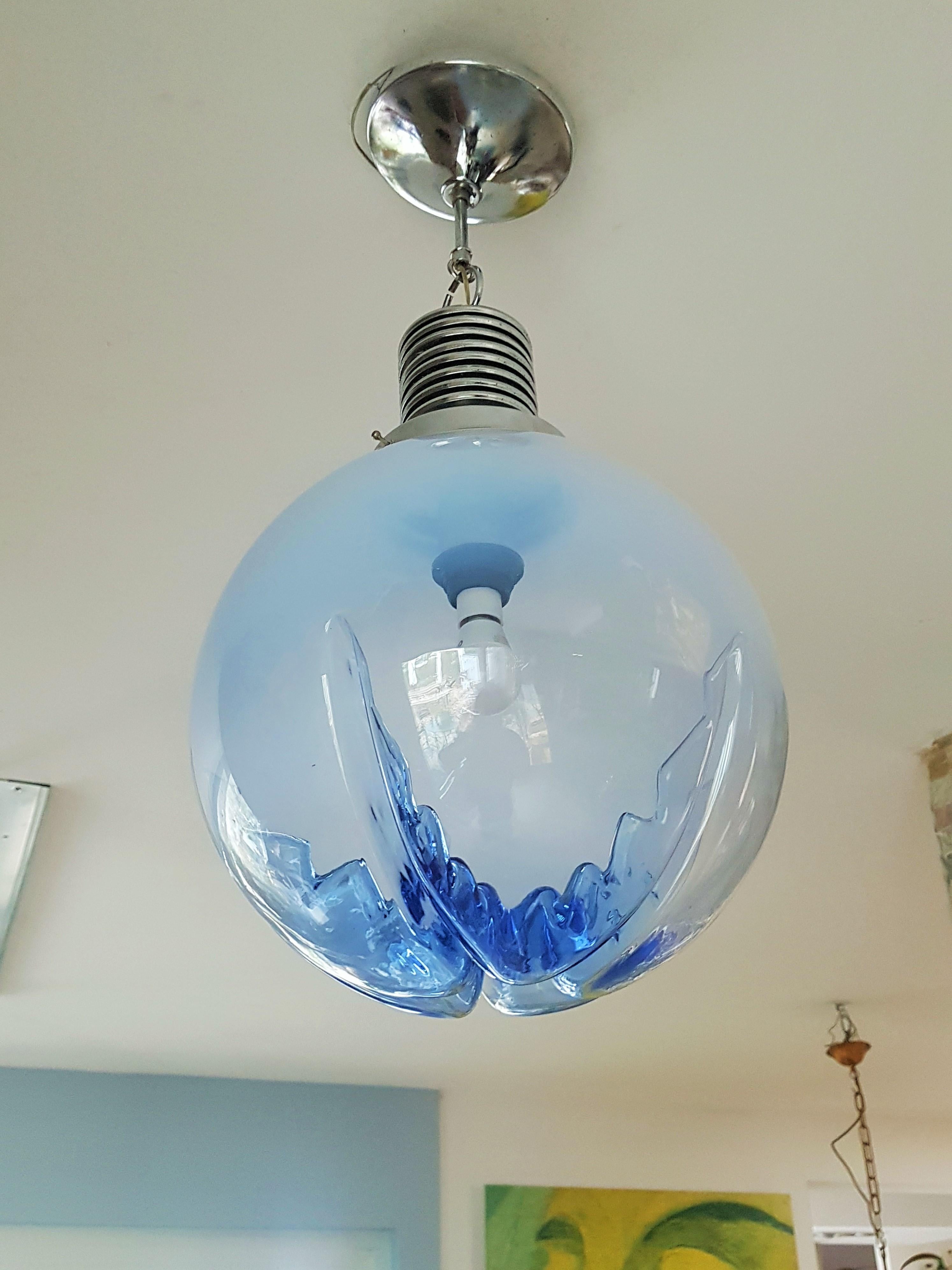 Milieu du XXe siècle Lampe à suspension Mazzega Carlo Nason Ball du milieu du siècle dernier, chrome et verre bleu, Italie, 1960 en vente