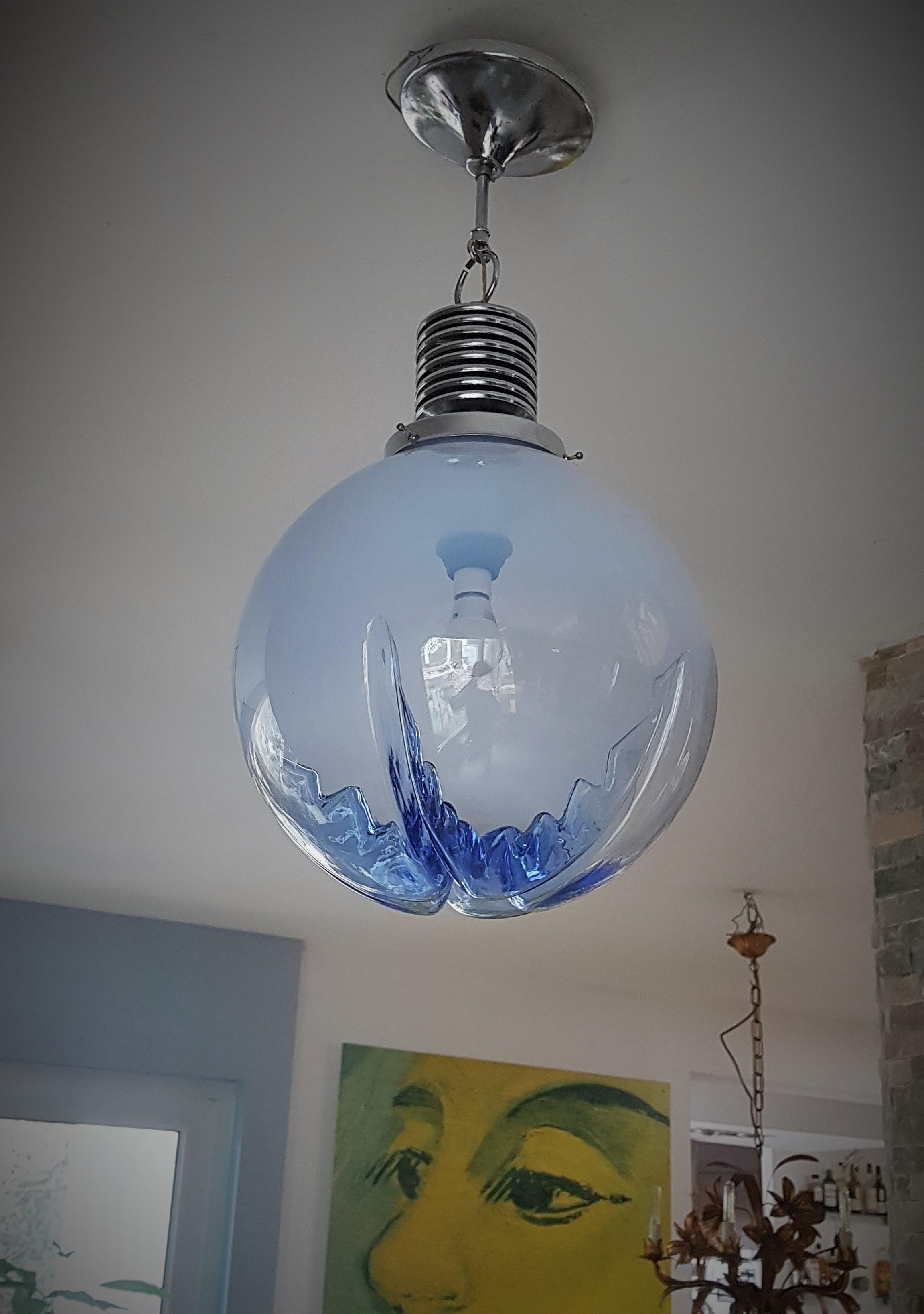 Verre d'art Lampe à suspension Mazzega Carlo Nason Ball du milieu du siècle dernier, chrome et verre bleu, Italie, 1960 en vente