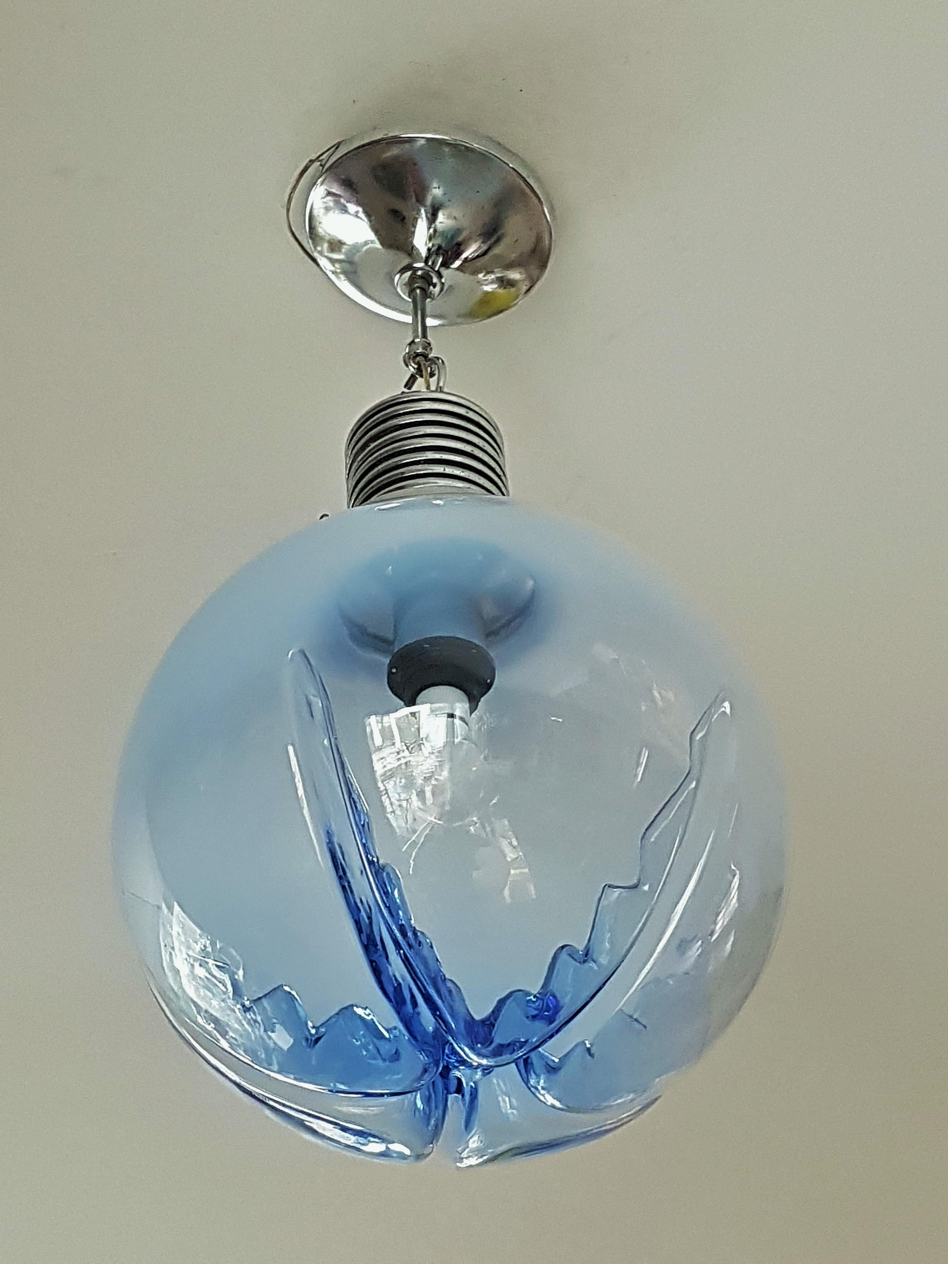 Lampe à suspension Mazzega Carlo Nason Ball du milieu du siècle dernier, chrome et verre bleu, Italie, 1960 en vente 2