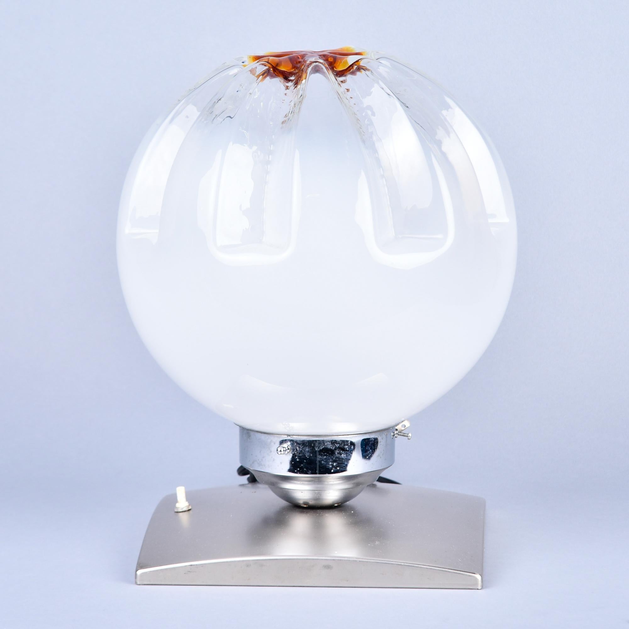 Mid-Century Modern Lampe en verre Murano du milieu du siècle sur base en acier brossé en vente