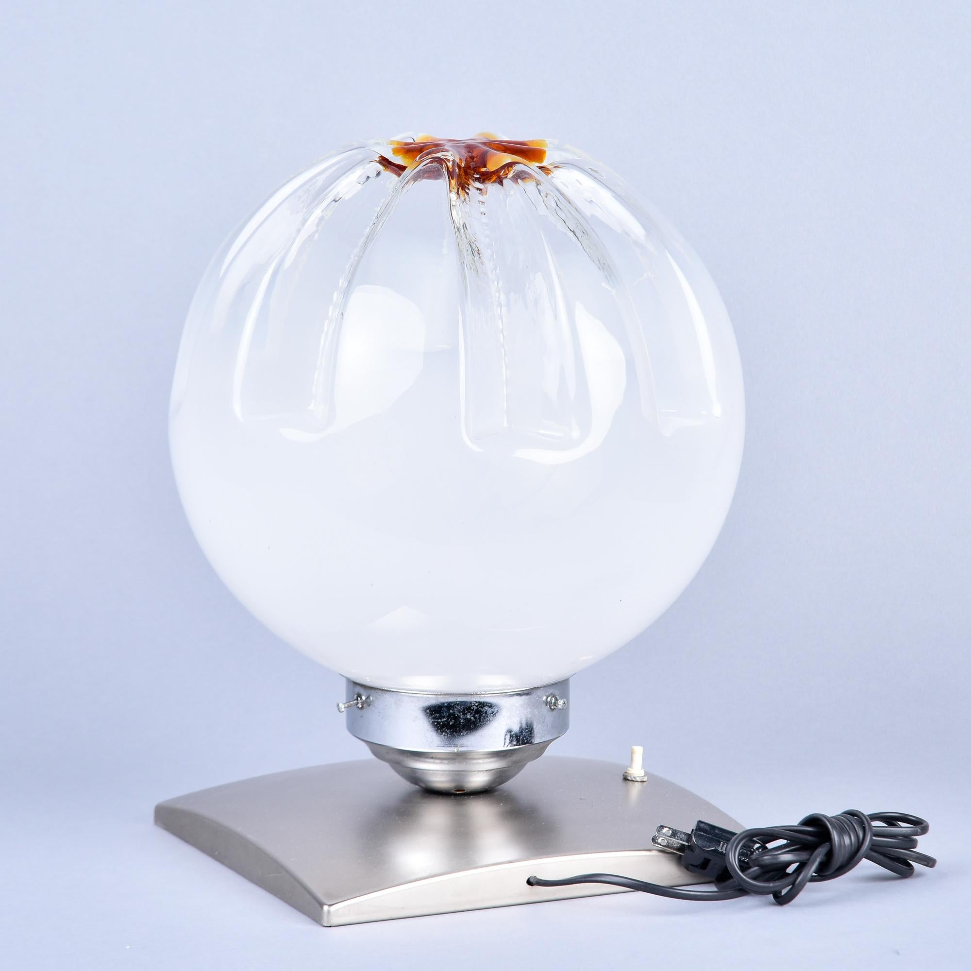 italien Lampe en verre Murano du milieu du siècle sur base en acier brossé en vente