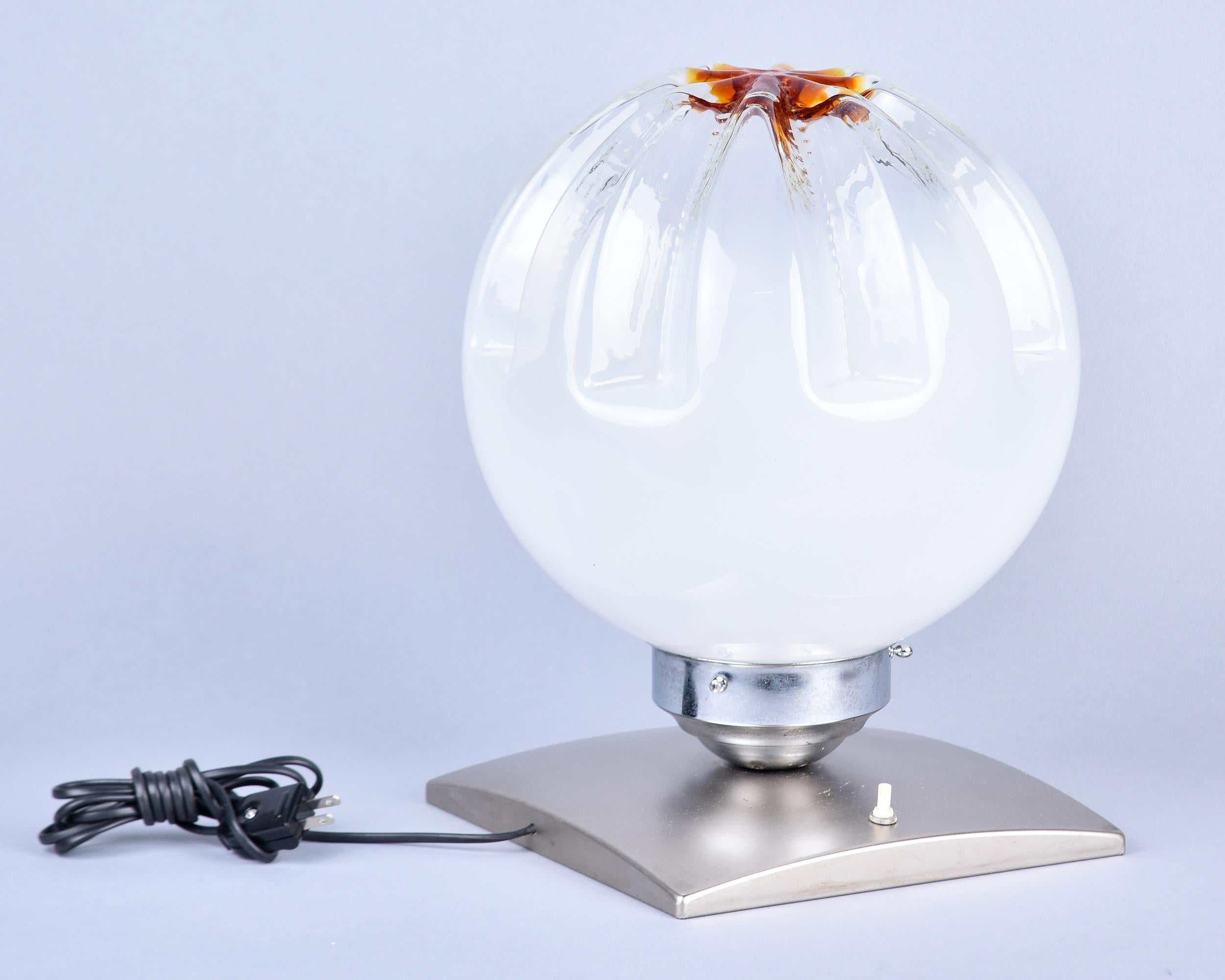 20ième siècle Lampe en verre Murano du milieu du siècle sur base en acier brossé en vente