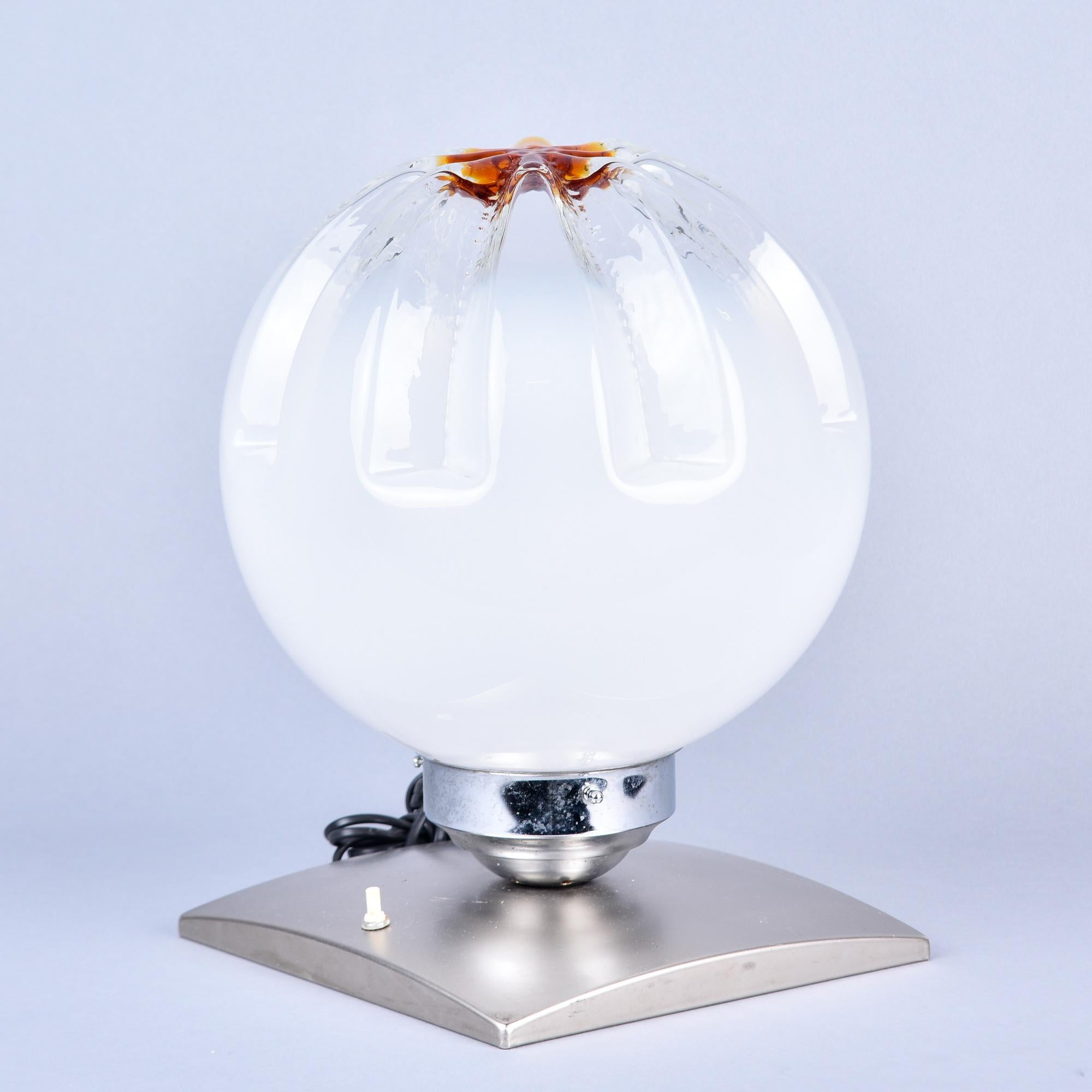 Lampe en verre Murano du milieu du siècle sur base en acier brossé en vente 1