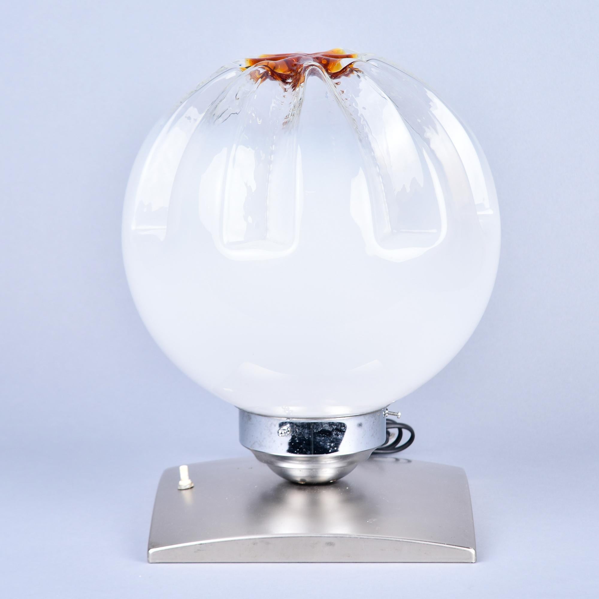 Lampe en verre Murano du milieu du siècle sur base en acier brossé en vente 2