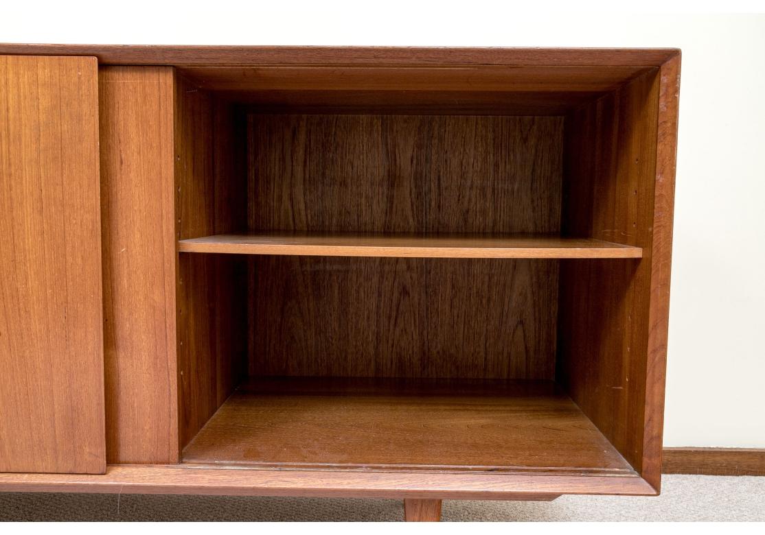Credenza in teak di metà secolo MB Designs Rosengren Handsen in vendita 4