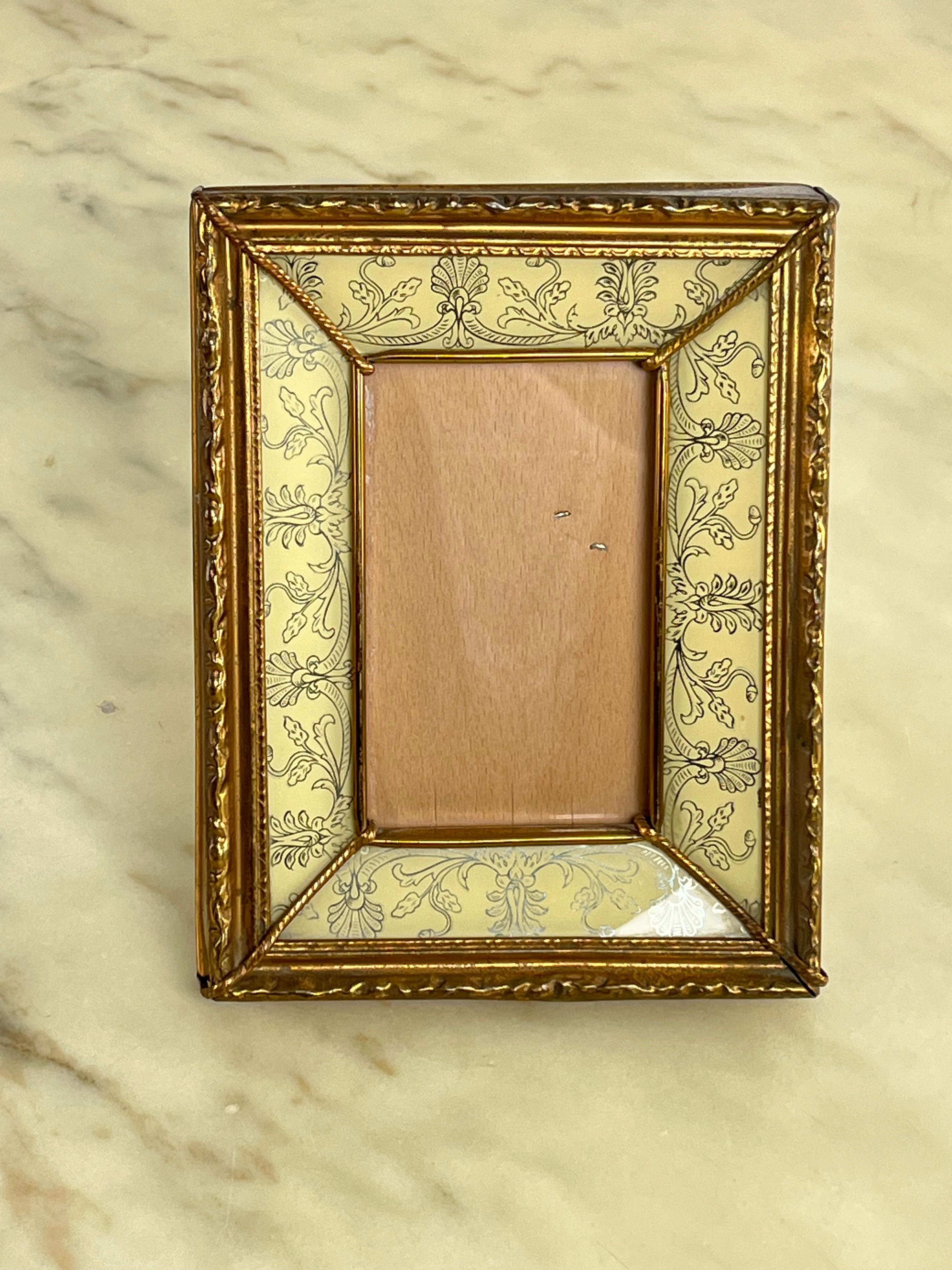Mid-Century MB Italia Photo Frame  Brass Covered 1950s
Intact and in good condition, small signs of aging.
Photograph accommodation size 8 cm x 13 cm.