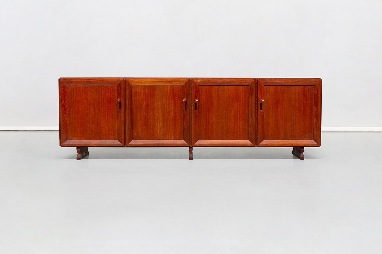 Midcentury MB15 sideboard in teak by Franco Albini for Poggi, 1957
Italian sideboard designed by Franco Albini for Poggi in the end of 1950s, with four doors that opens many spaces, each with its own shelf inside. Finely finished, a great wood