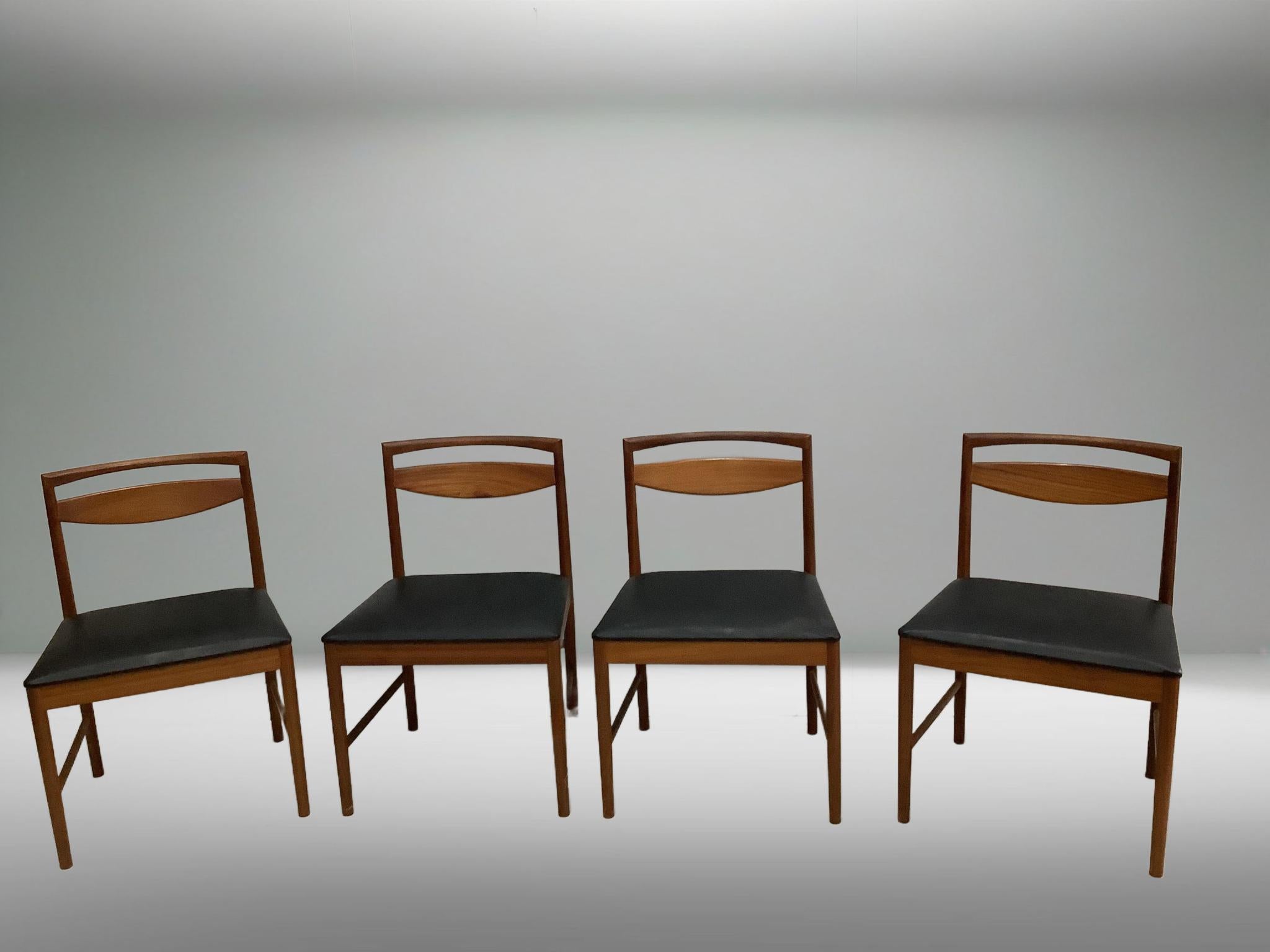 Mid-Century moderno Set di 4 sedie da pranzo in teak Mcintosh del Medioevo in vendita