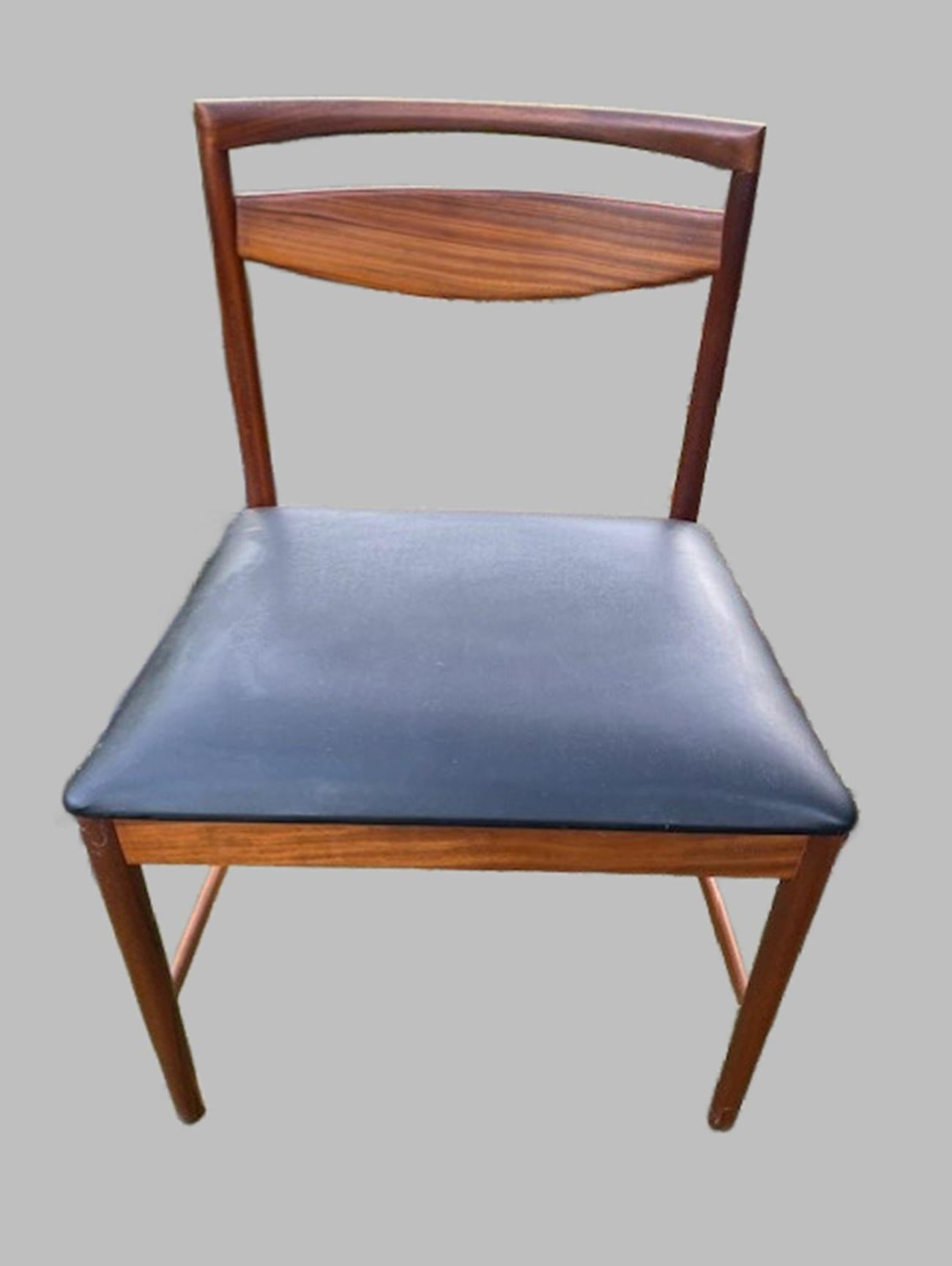 Metà XX secolo Set di 4 sedie da pranzo in teak Mcintosh del Medioevo in vendita