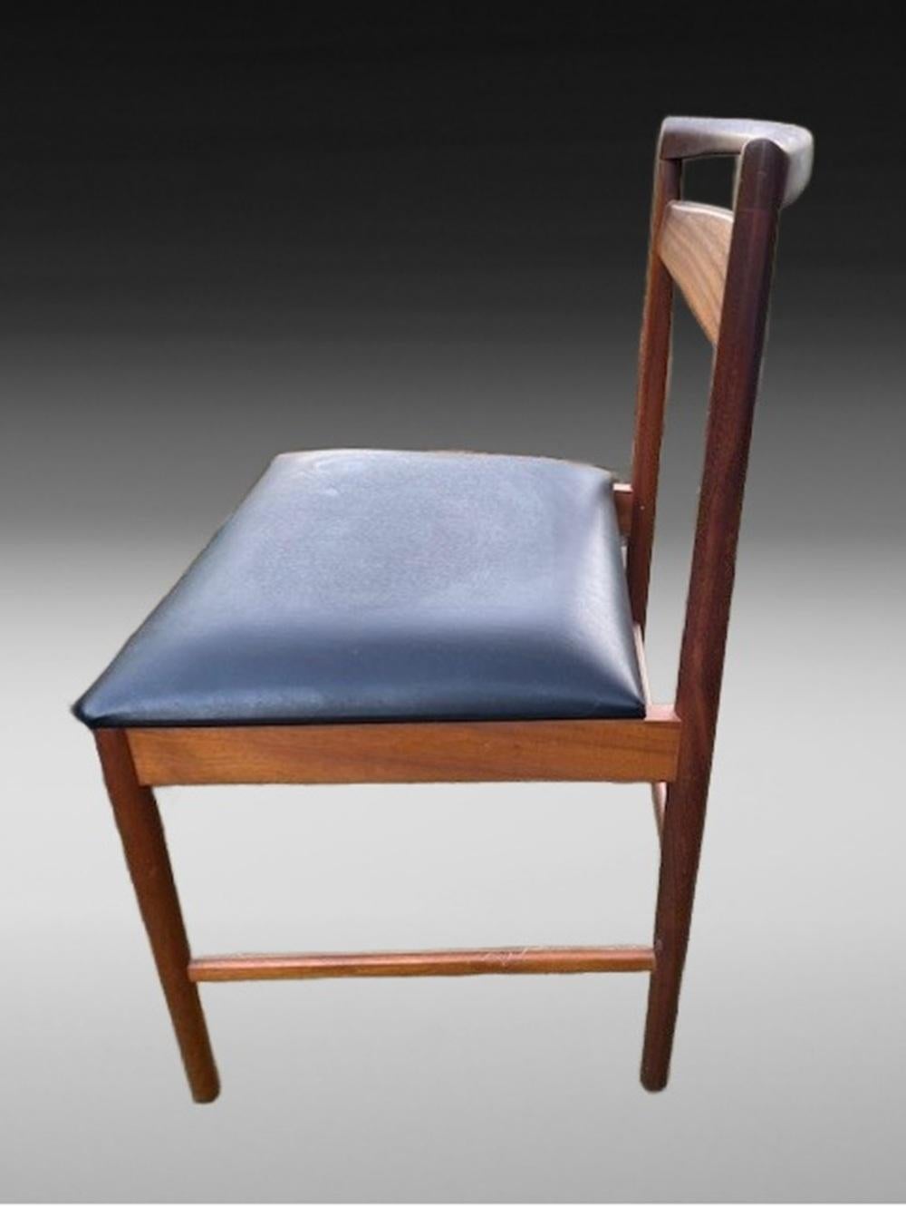 Teak Set di 4 sedie da pranzo in teak Mcintosh del Medioevo in vendita