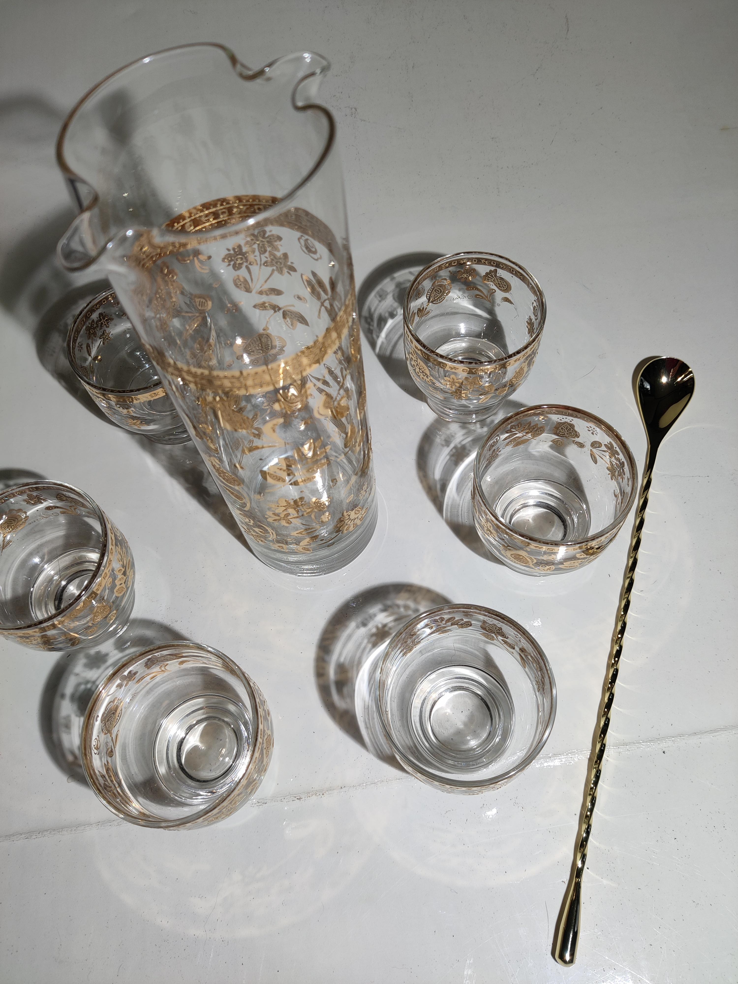 Mid-Century MCM Chantilly Culver Bar Set, Decanter with metal stirrer and six tumblers
22K Gold, excellent condition.
New Metal Stirrer dimensions H 11.75
Tumblers dimensions H 2.88 x D 2.88 at top, 1.75 at base.