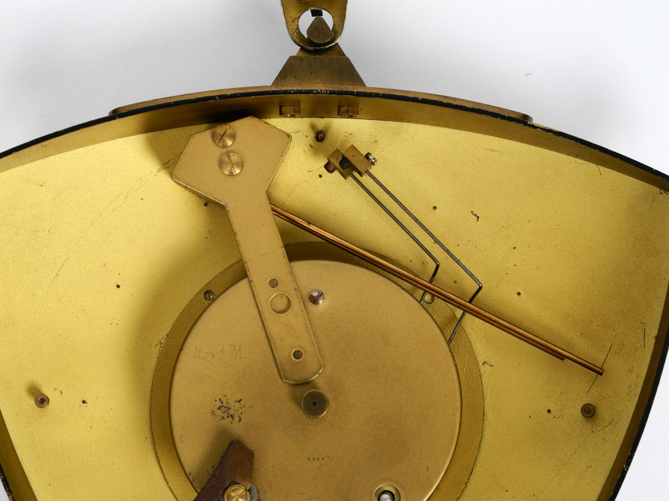 Horloge murale mécanique d'Atlanta du milieu du siècle dernier avec mouvement 10 jours et griffes en vente 3