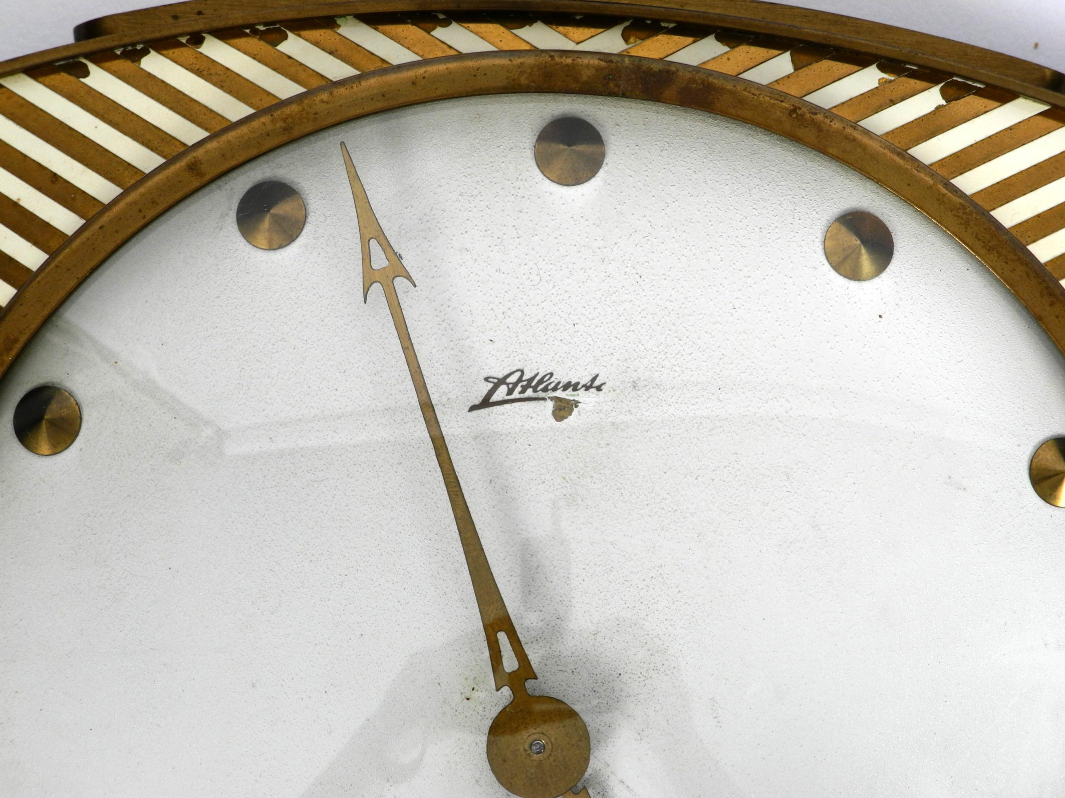Horloge murale mécanique d'Atlanta du milieu du siècle dernier avec mouvement 10 jours et griffes en vente 5