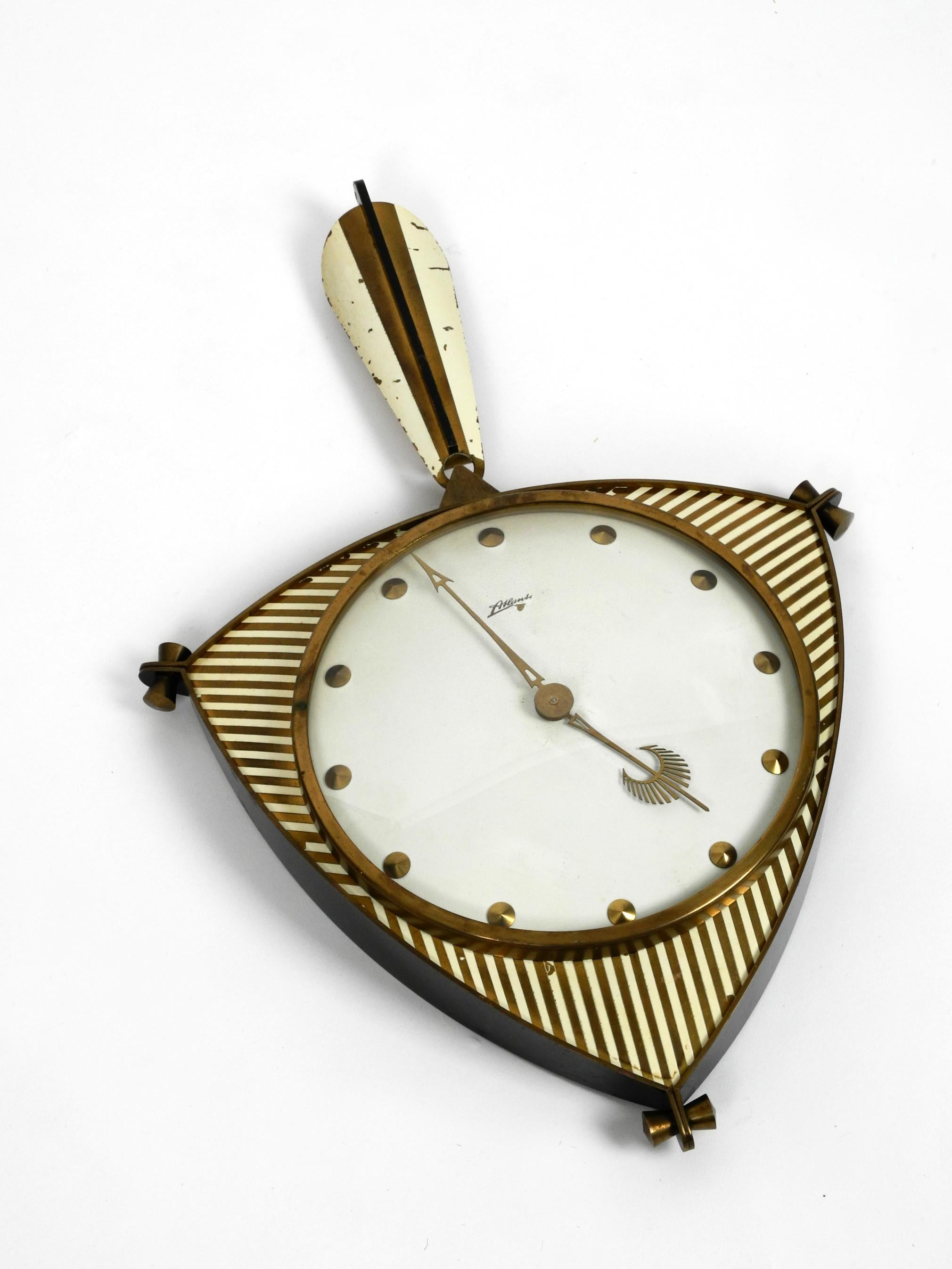 Horloge murale mécanique originale du milieu du siècle dernier à Atlanta. Avec un rythme de 10 jours d'horloge et de gong : chaque demi-heure et chaque heure pleine. Horloge entièrement fonctionnelle et précise.
Très beau design élaboré du milieu