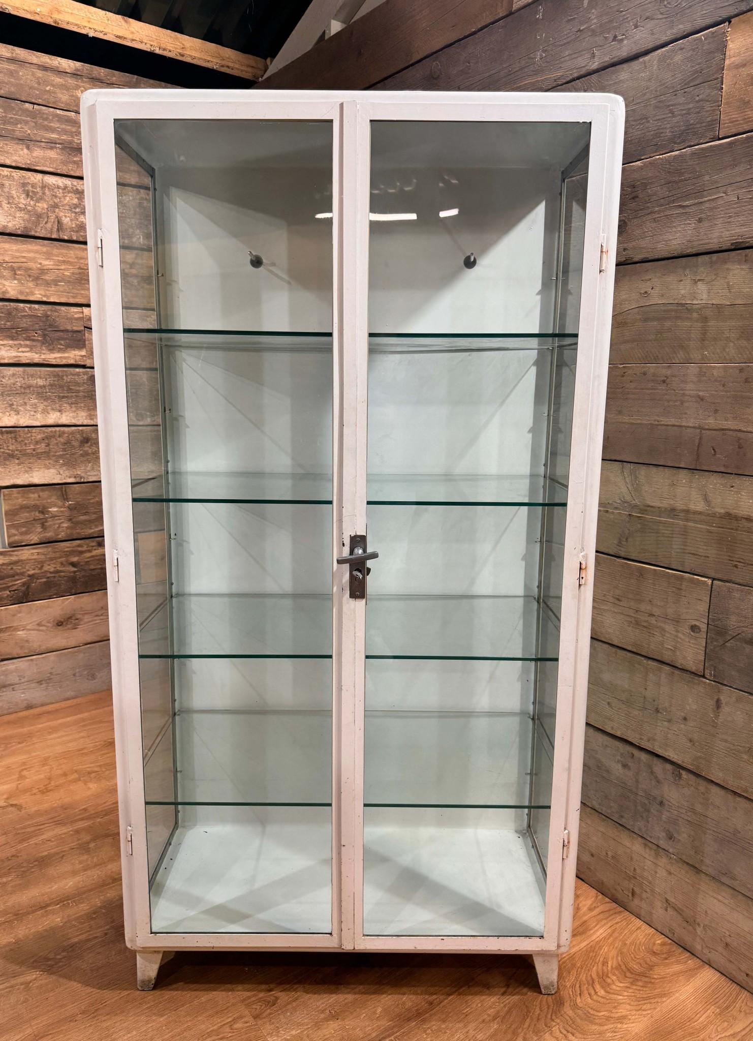 Sie sehen eine trendige Mid Century Glasvitrine
Gefertigt aus lackiertem Eisen und Glas
Ursprünglich sollte es ein medizinischer / medizinischer Schrank sein
Toller Look für die Präsentation von Stücken mit den Glasböden
Großartiges Aussehen der