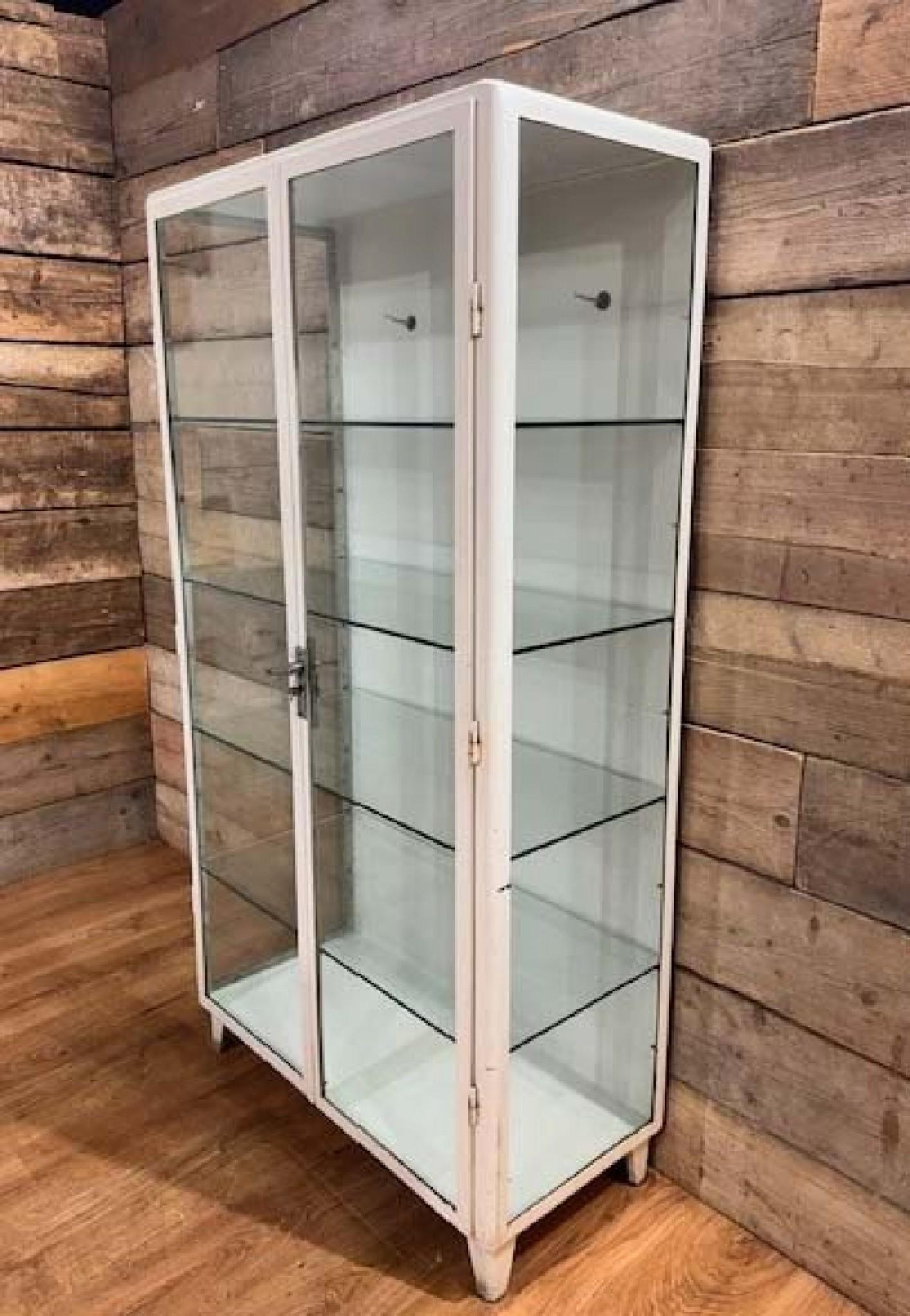 Mid Century Medical Cabinet Eisen Glas Display 1950s im Zustand „Gut“ im Angebot in Potters Bar, GB